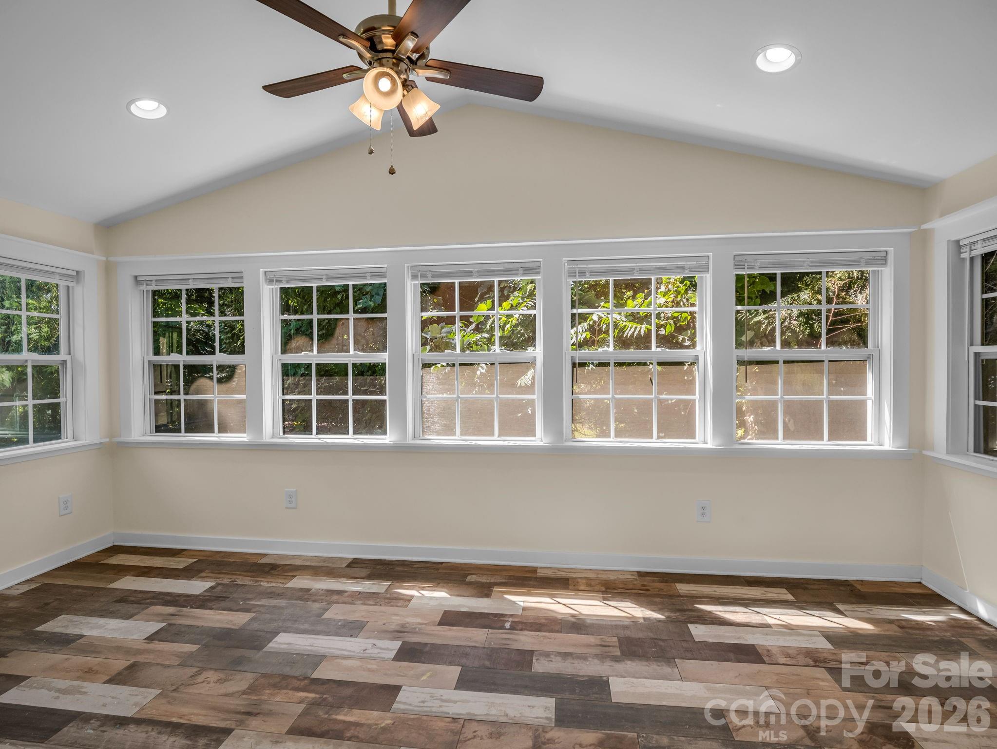 160 E Howard Street Property Photo 21