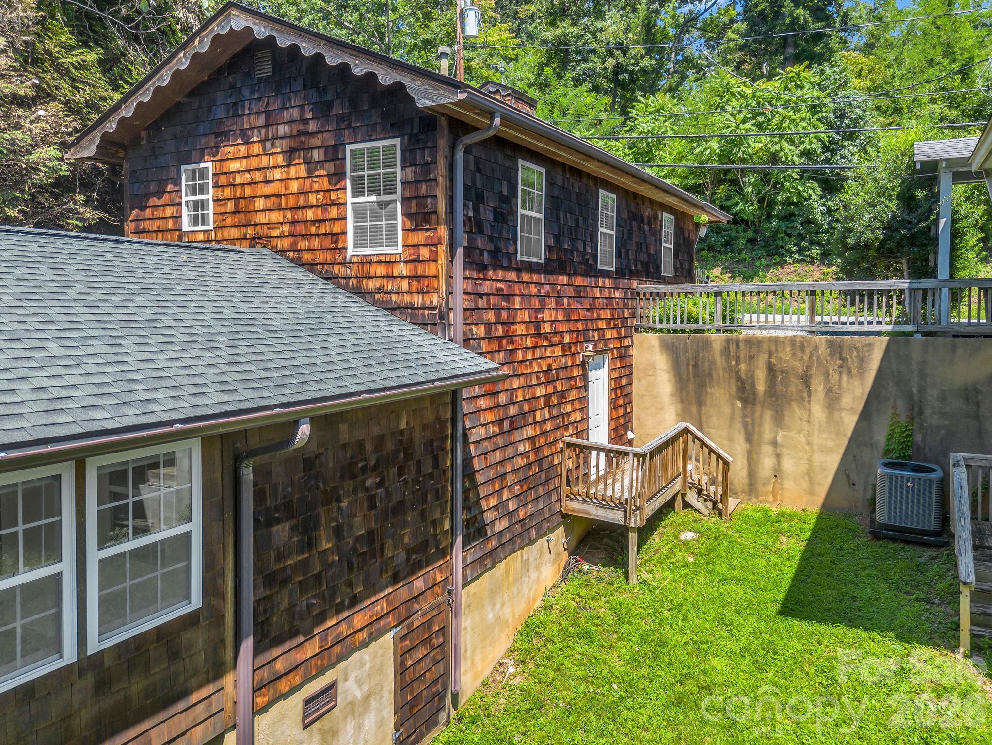 160 E Howard Street Property Photo 29