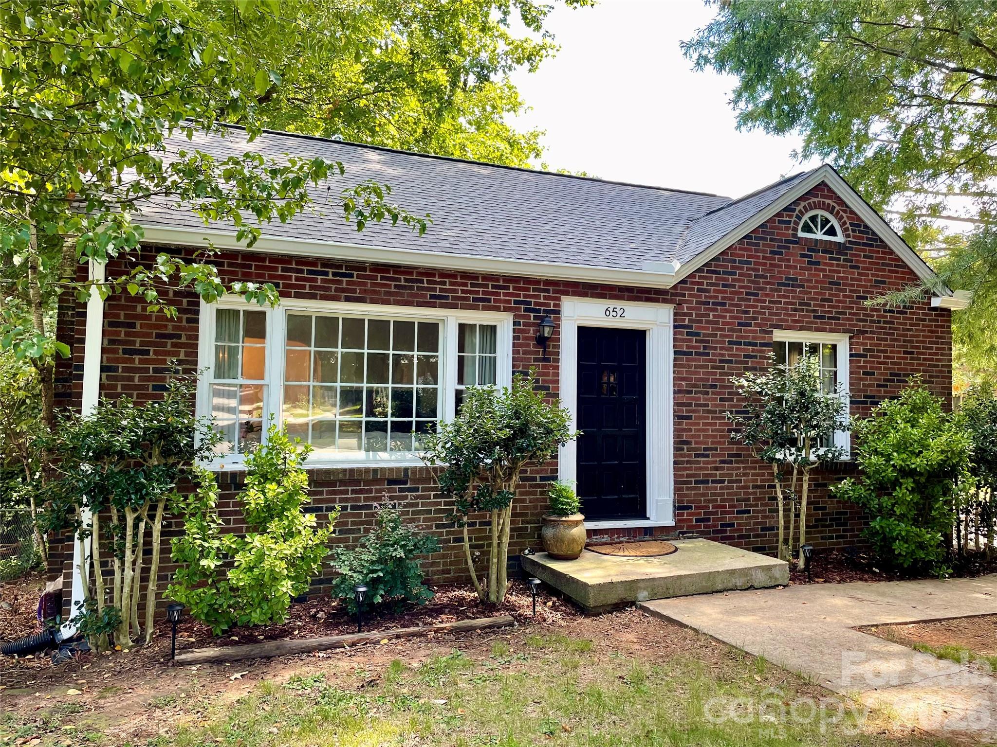 652 Davie Avenue Property Photo 1