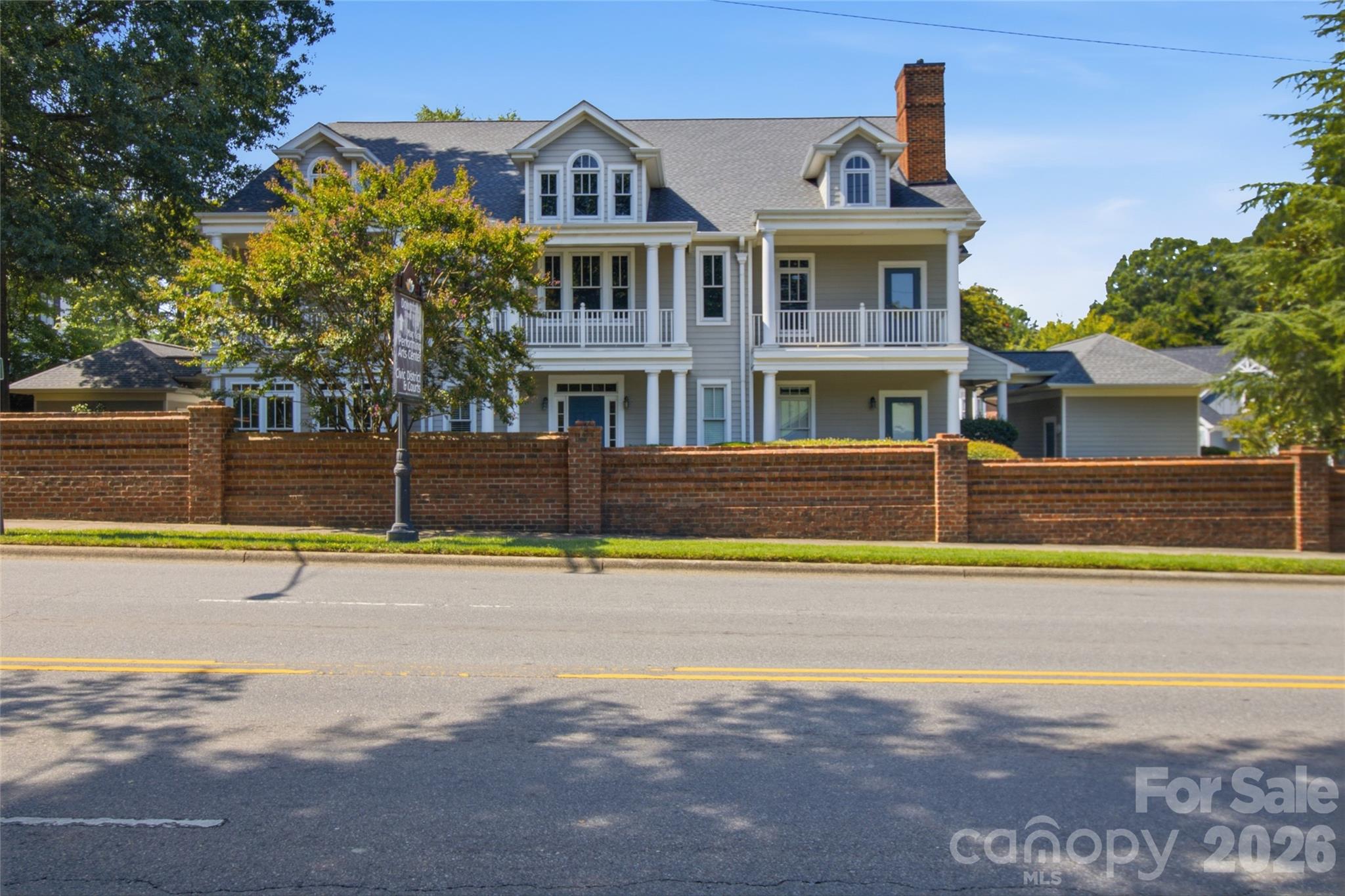 1056 The Glen Street Property Photo 1