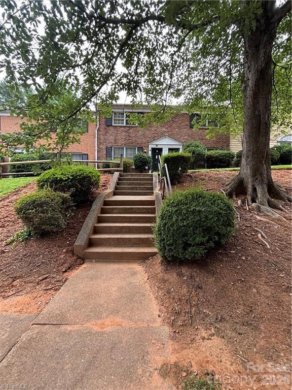 2811 Bleeker Square E Property Photo 2