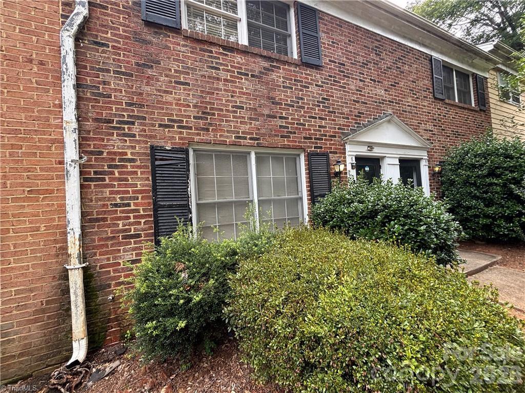 2811 Bleeker Square E Property Photo 3