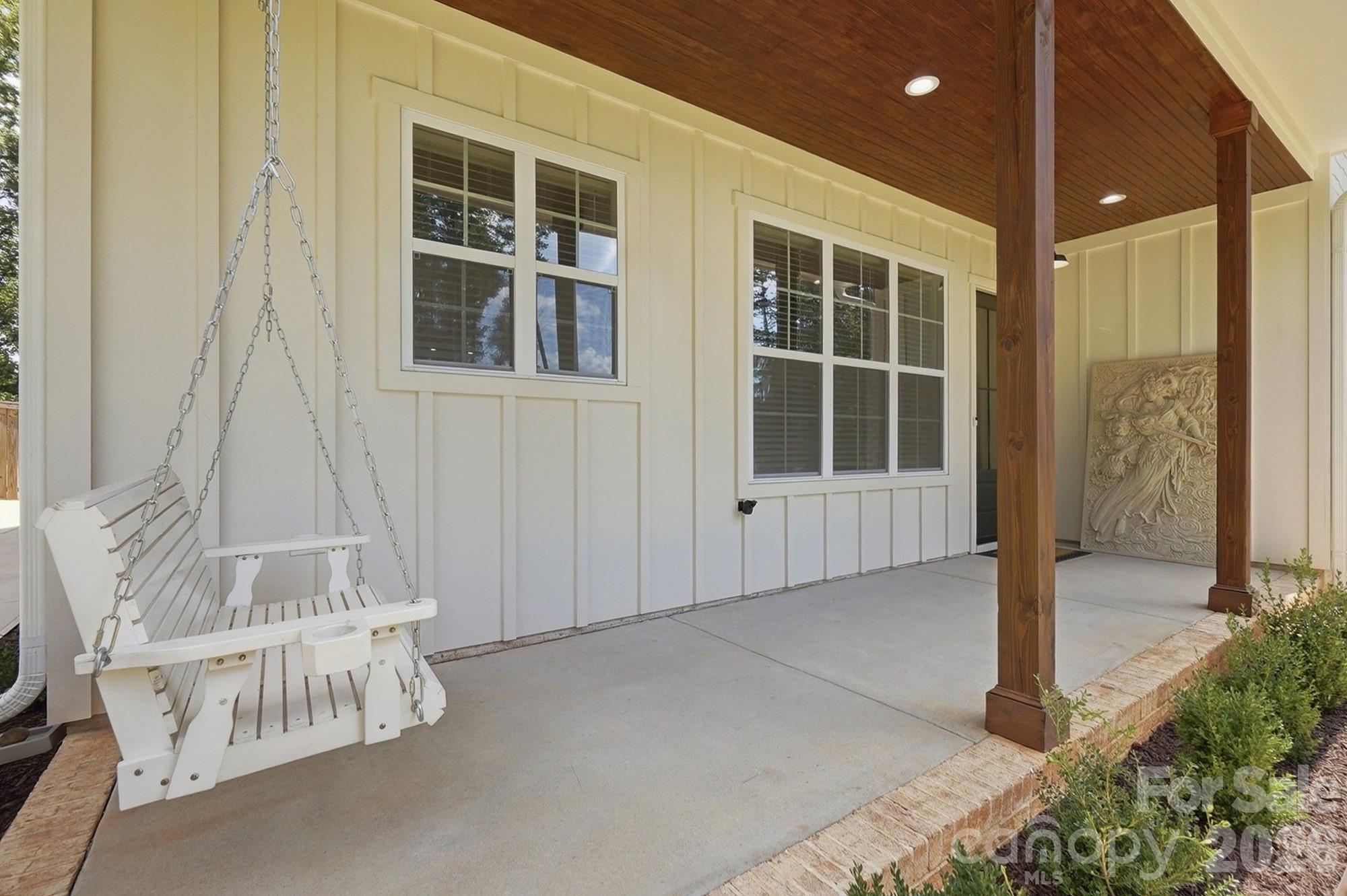 369 Sunderland Road Property Photo 2