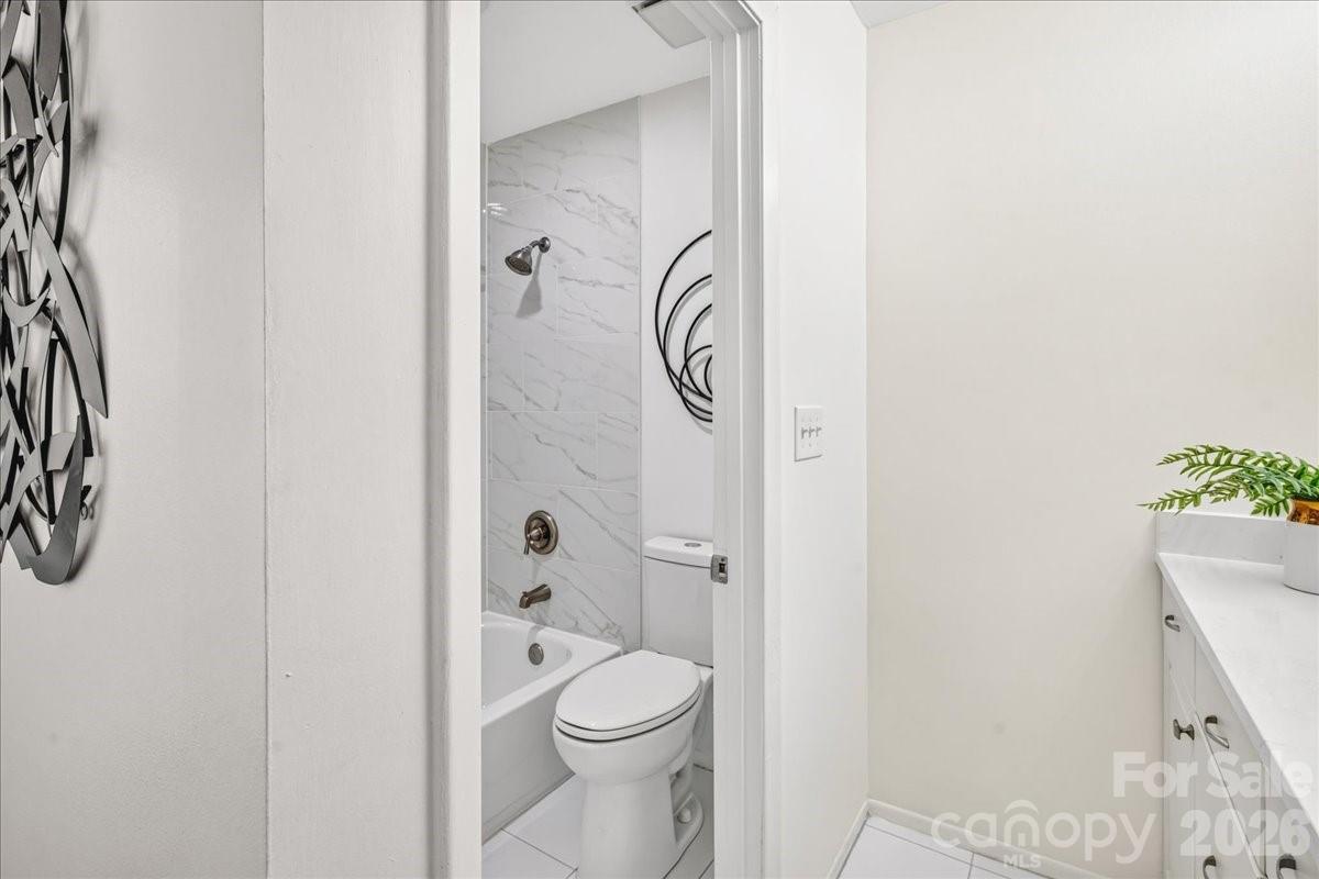 4906 Sardis Road D Property Photo 17