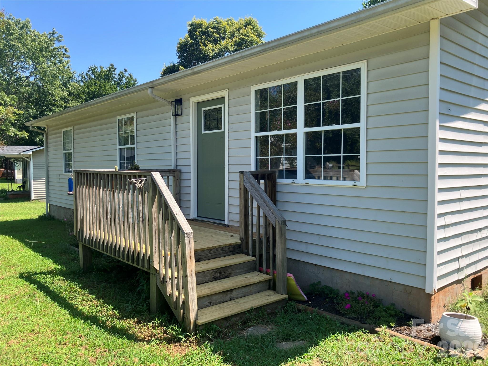 271 Weaver Way Property Photo 2