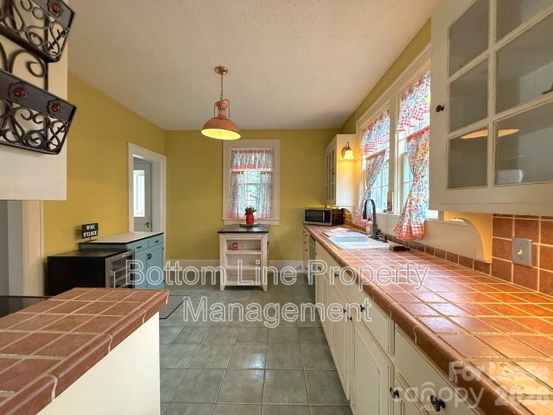 613 S York Street Property Photo 8
