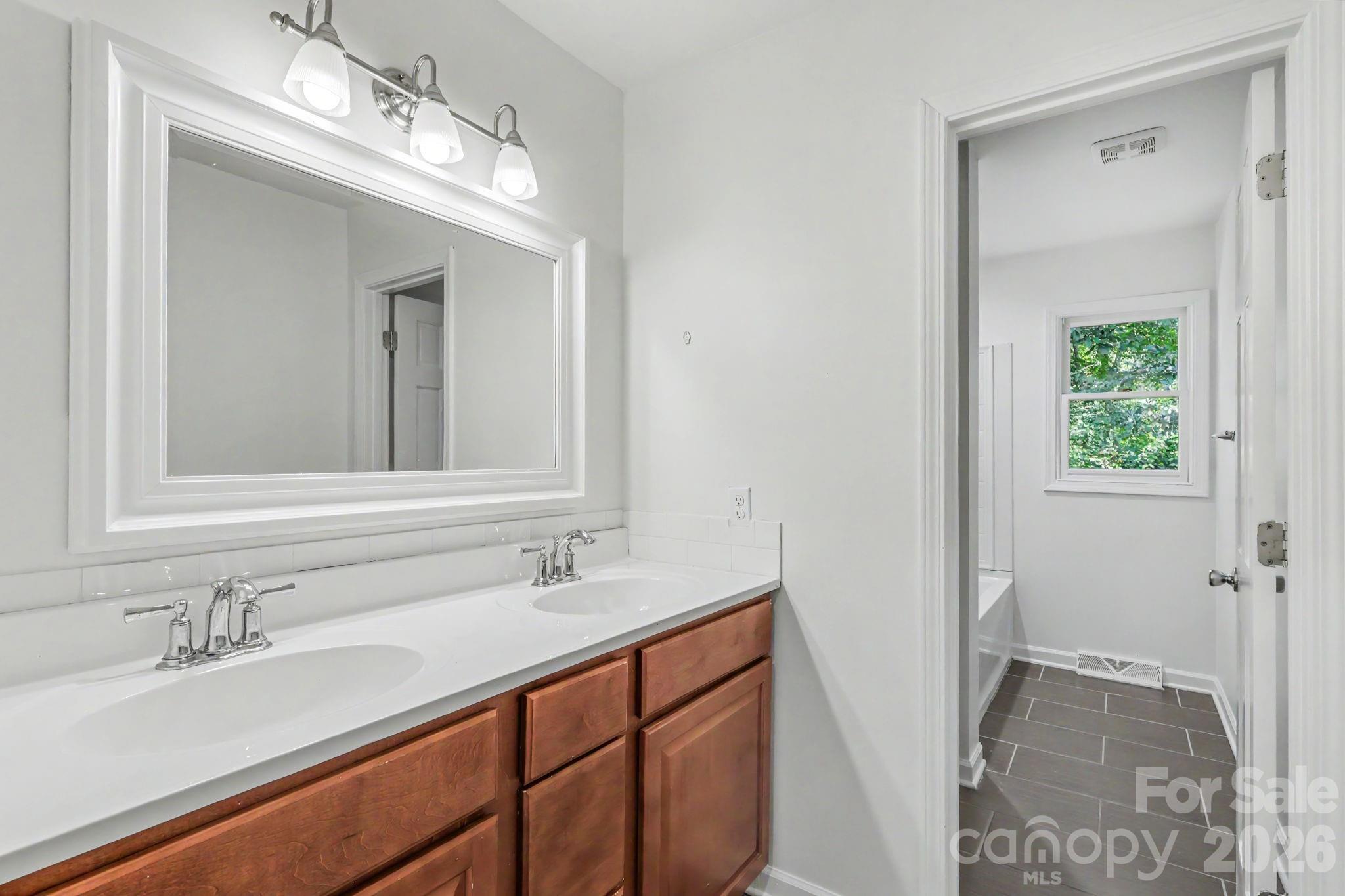 3201 Fairforest Drive Property Photo 14
