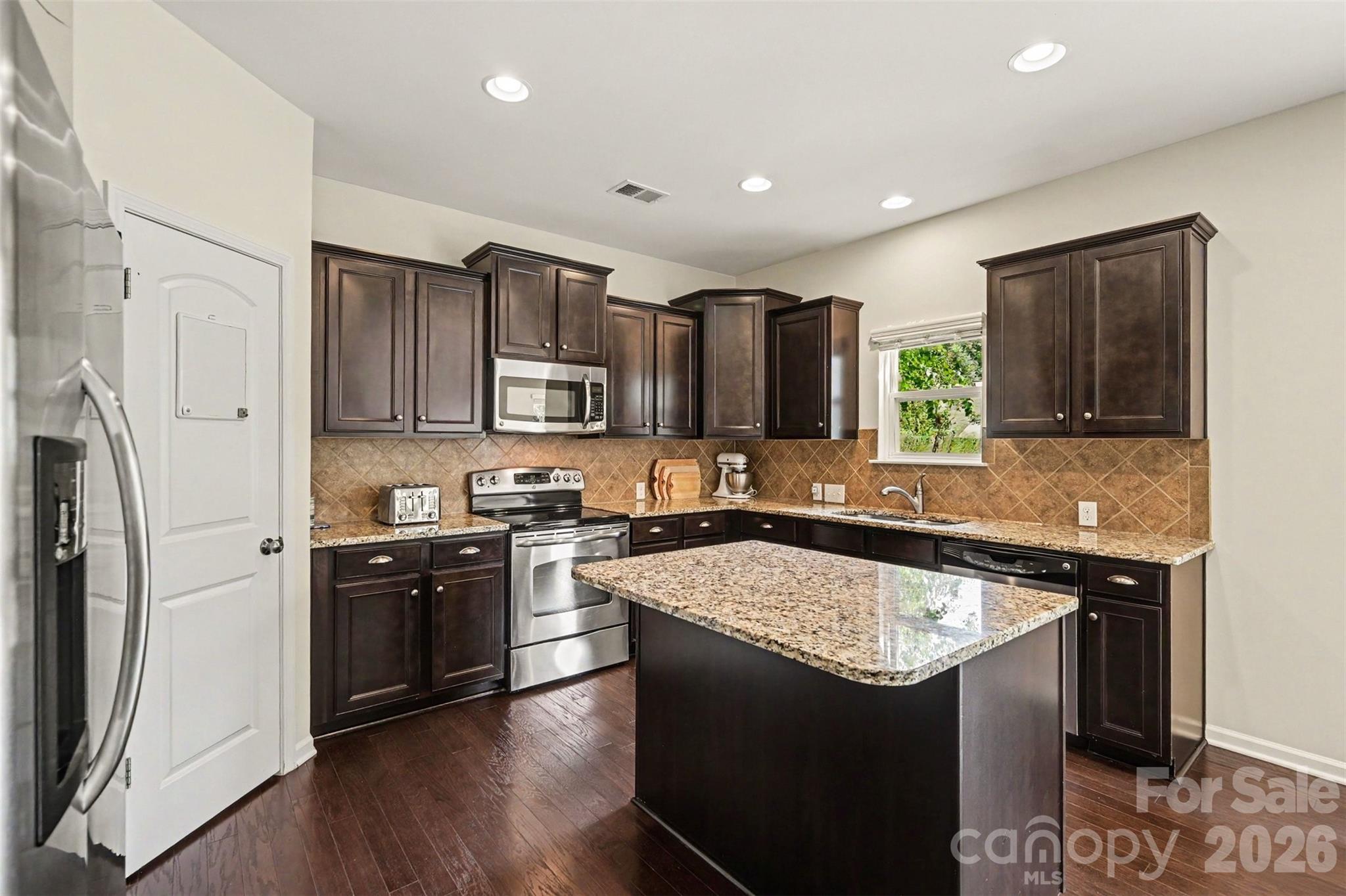 6918 Barefoot Forest Drive Property Photo 9