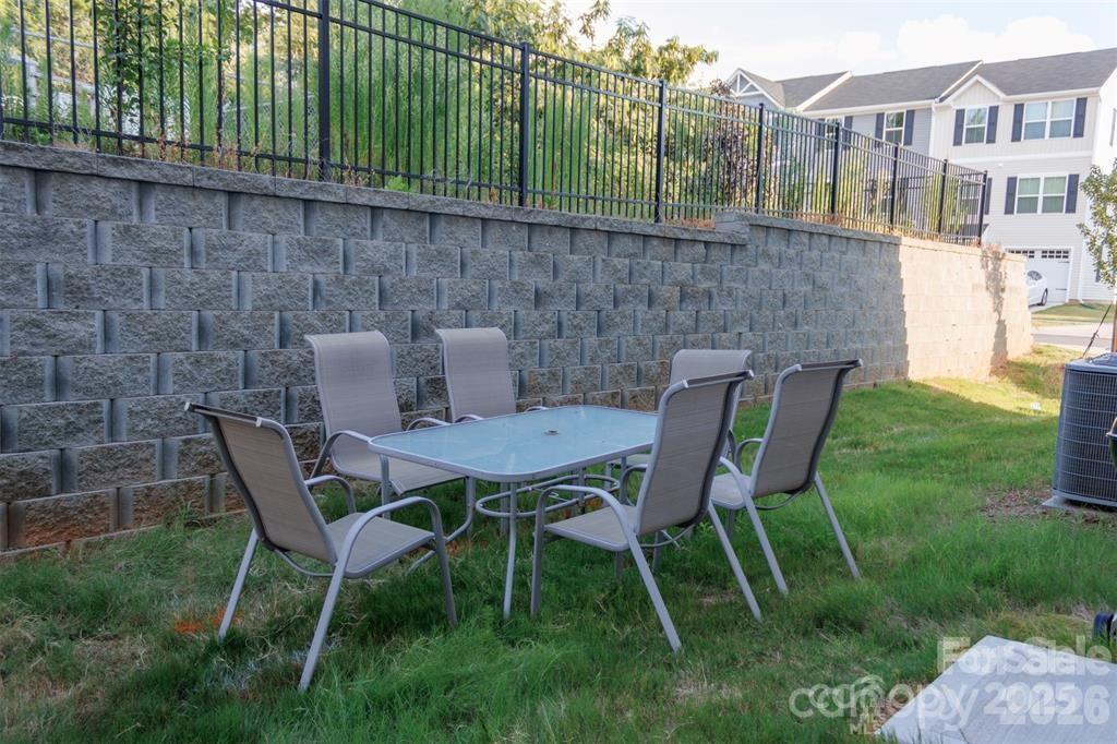 4008 Haldane Street Property Photo 22