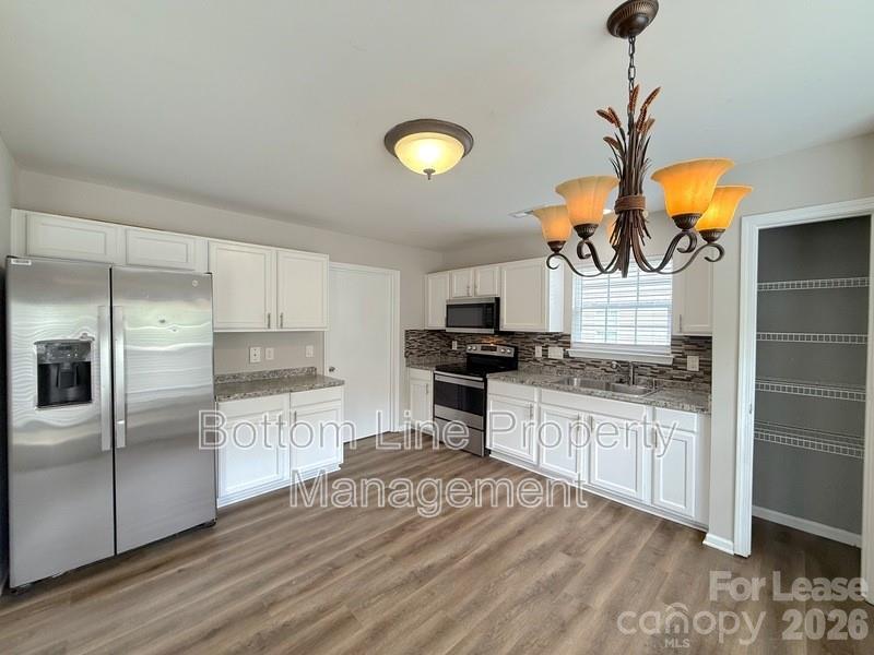 4133 Robinwood Drive Property Photo 9