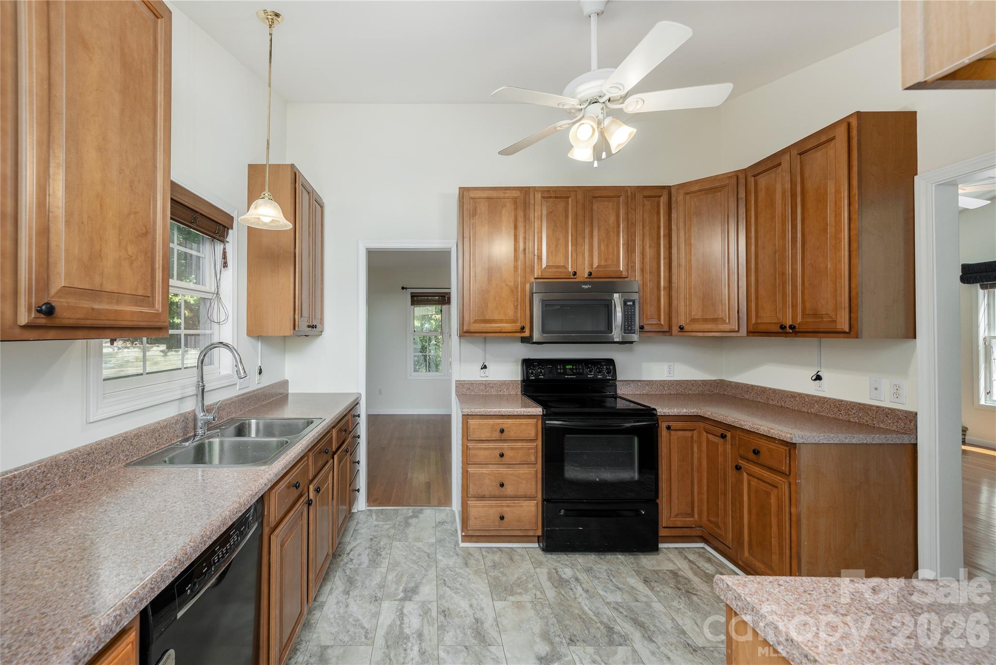 219 Greens View Drive Property Photo 14