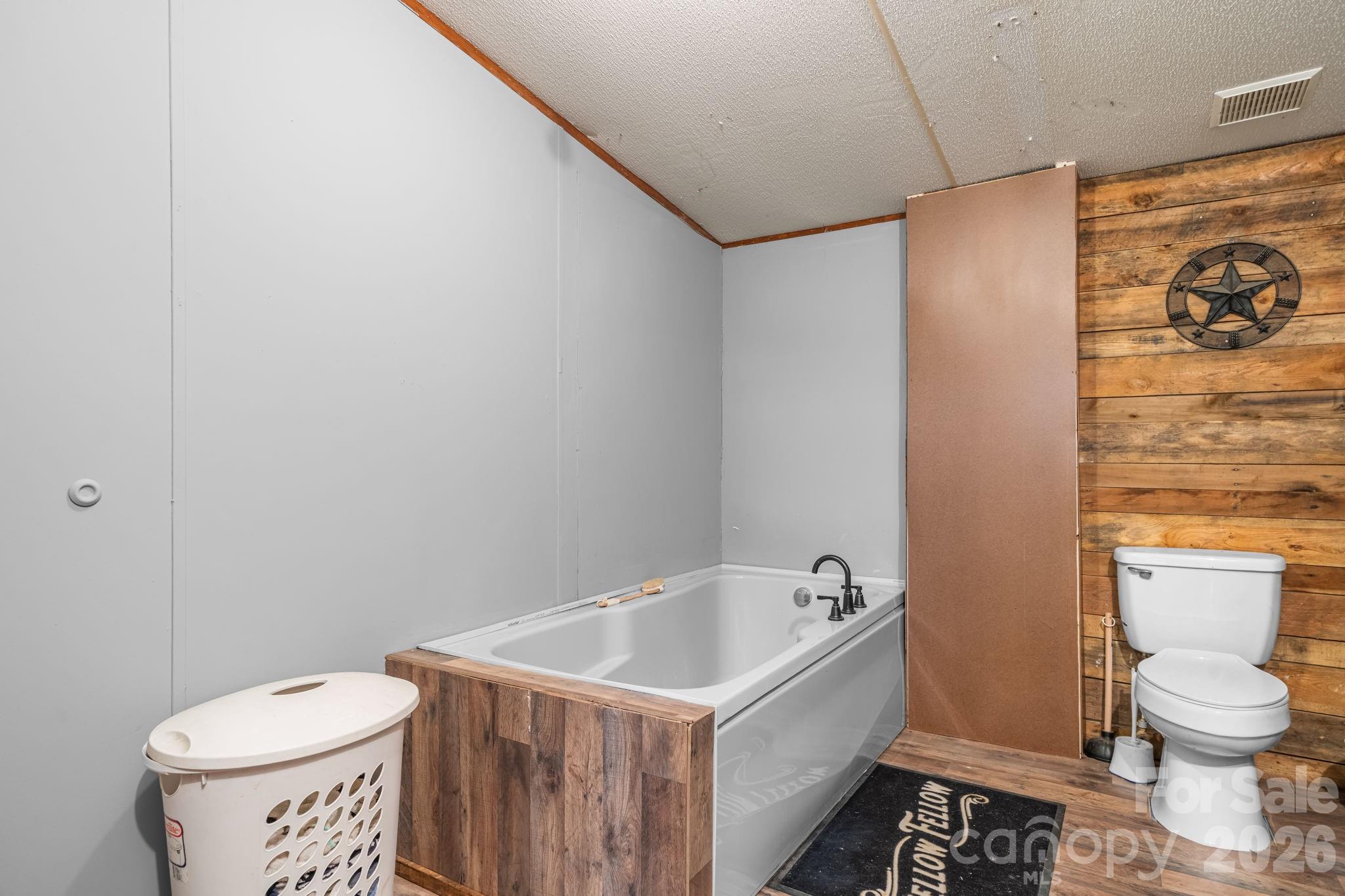 2461 Shadowbrook Drive Property Photo 18
