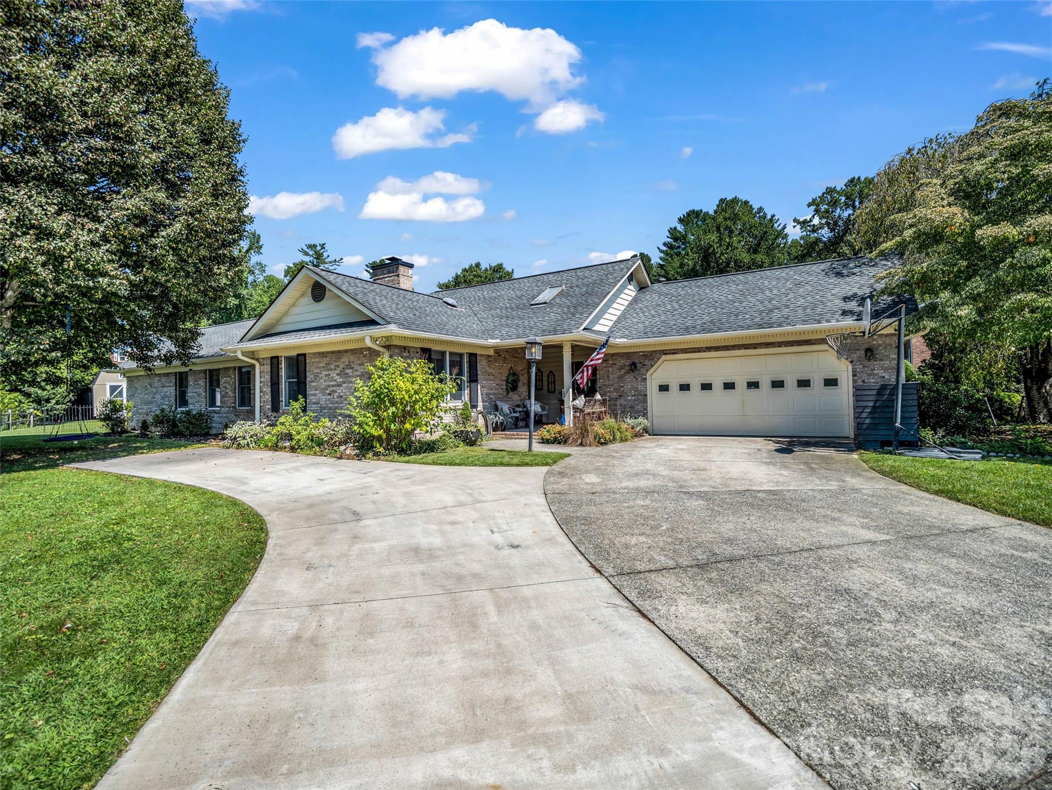 2365 Rosemont Court Property Photo 2