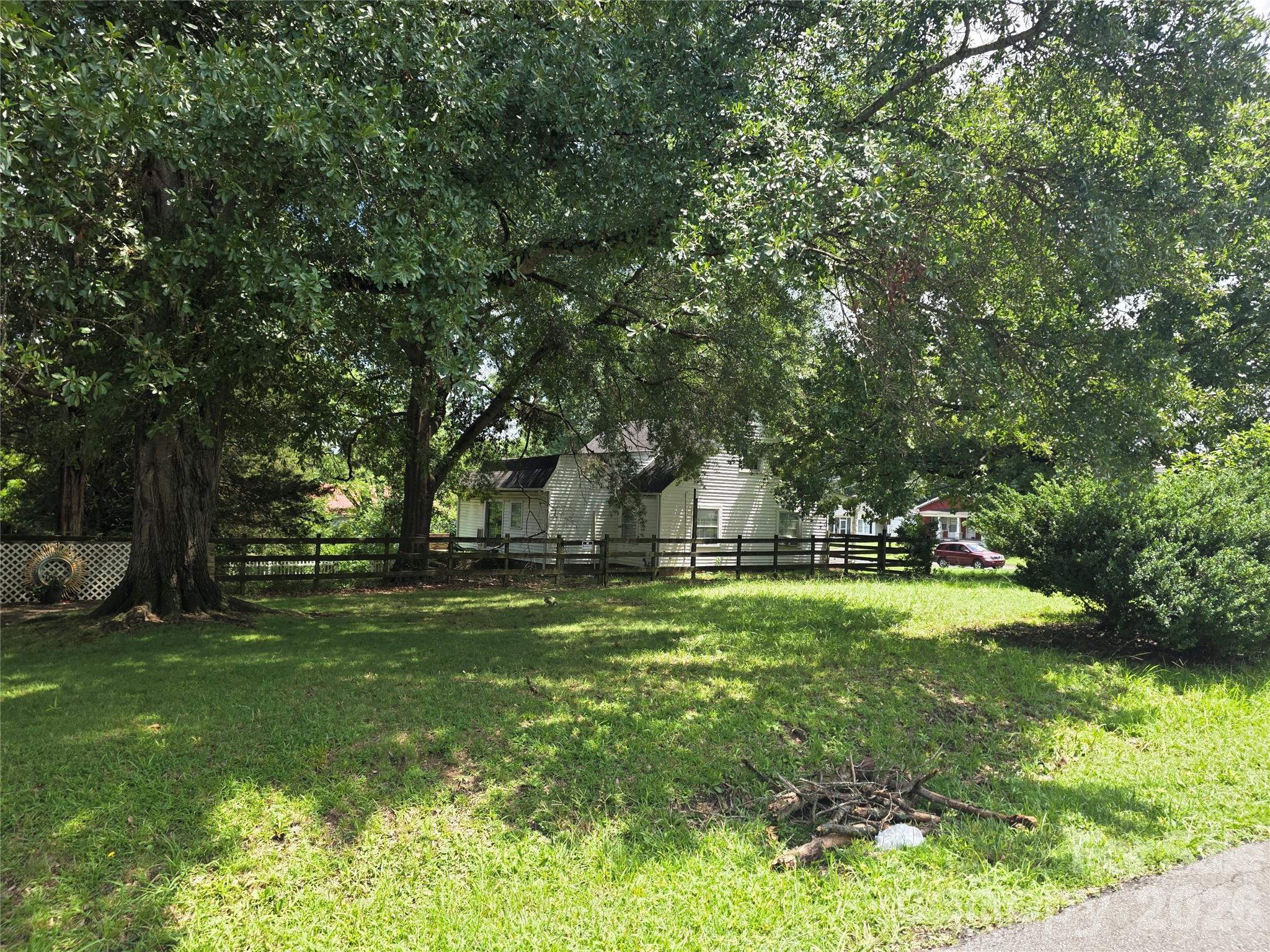 204 E Trade Street Property Photo 3