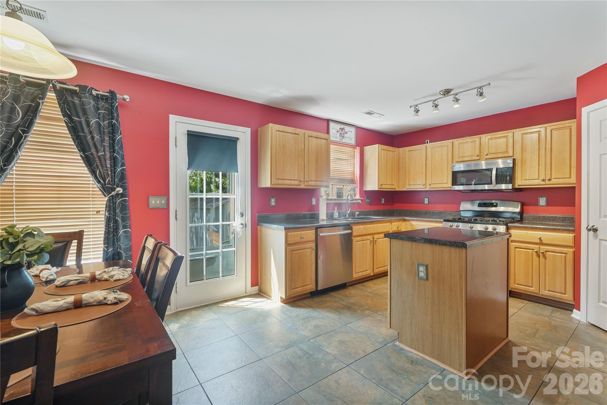 190 Almora Loop Property Photo 15