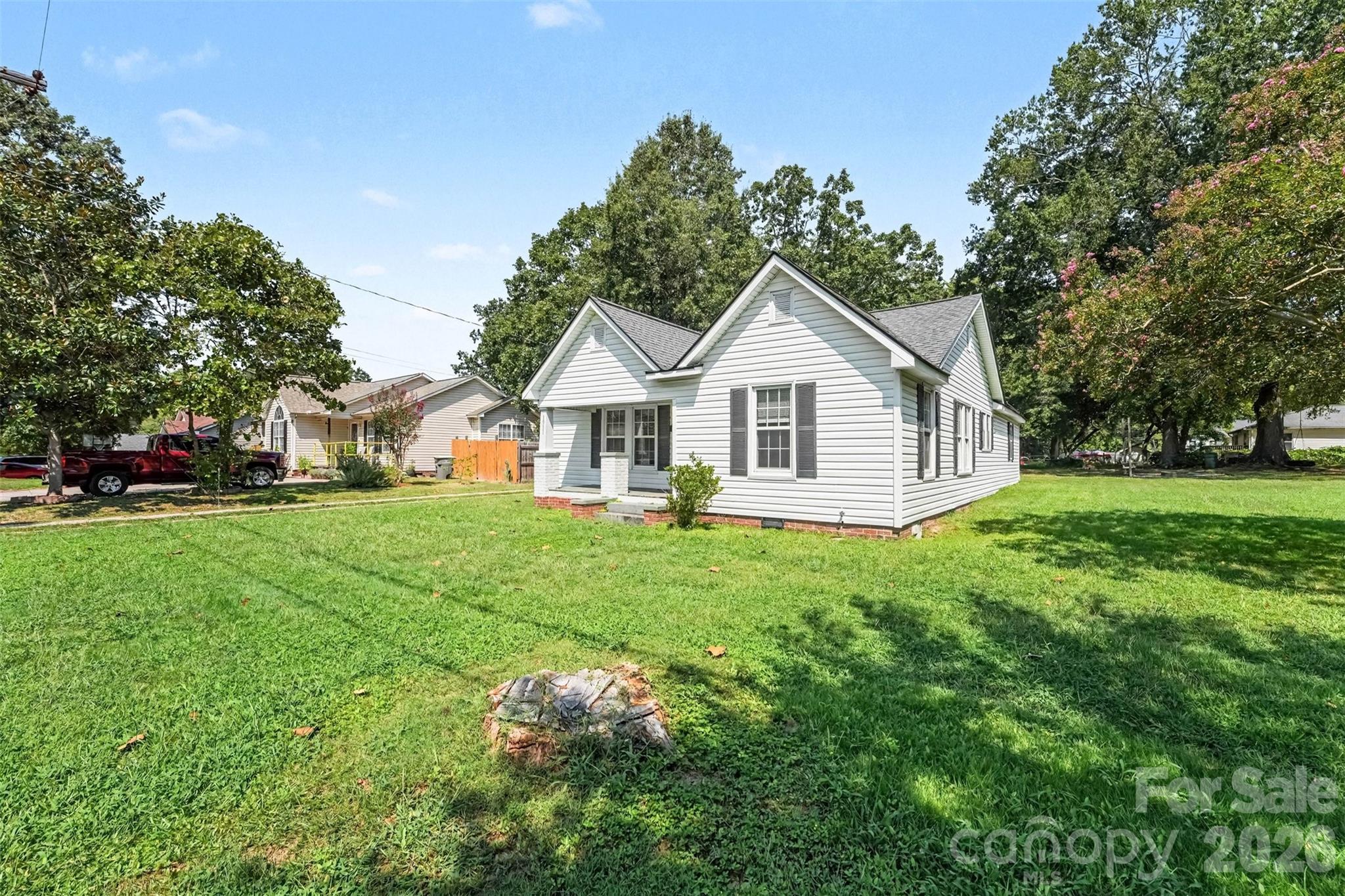 1911 Central Drive Property Photo 2