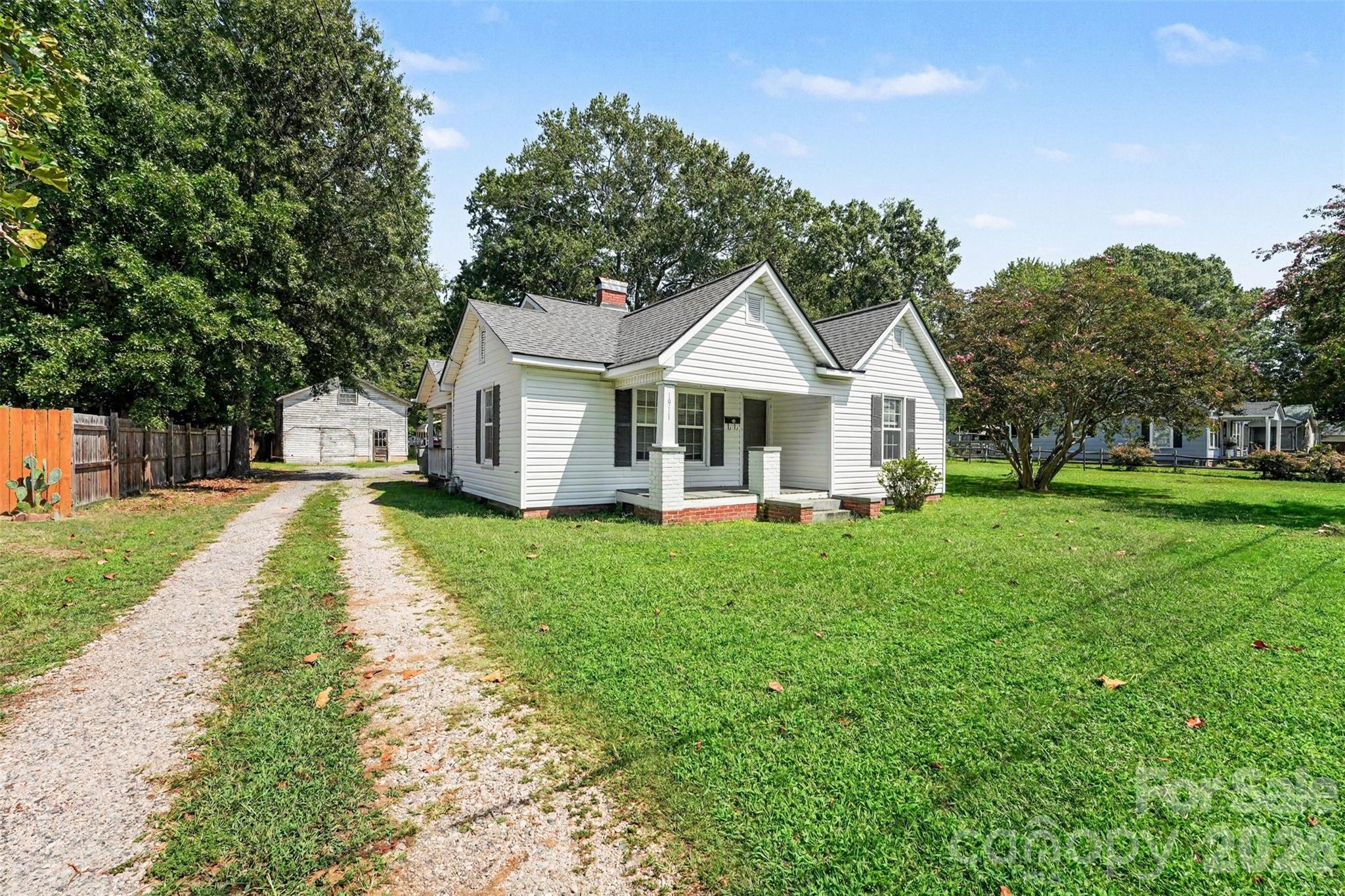 1911 Central Drive Property Photo 3