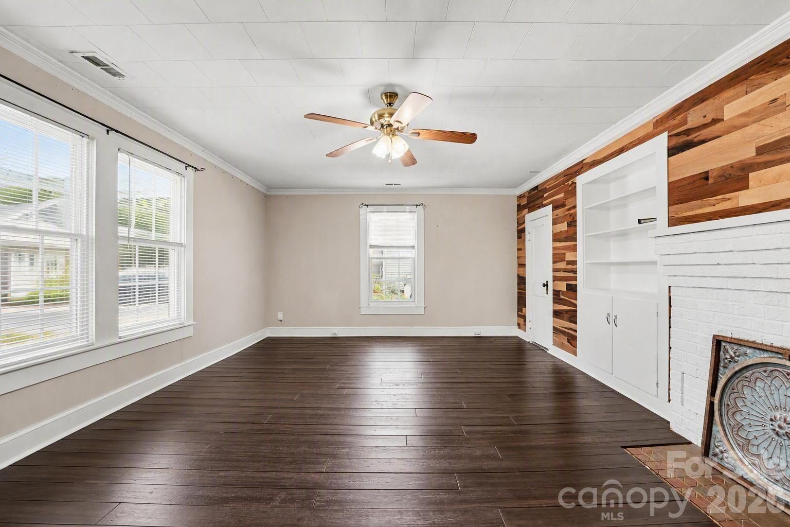 1911 Central Drive Property Photo 4