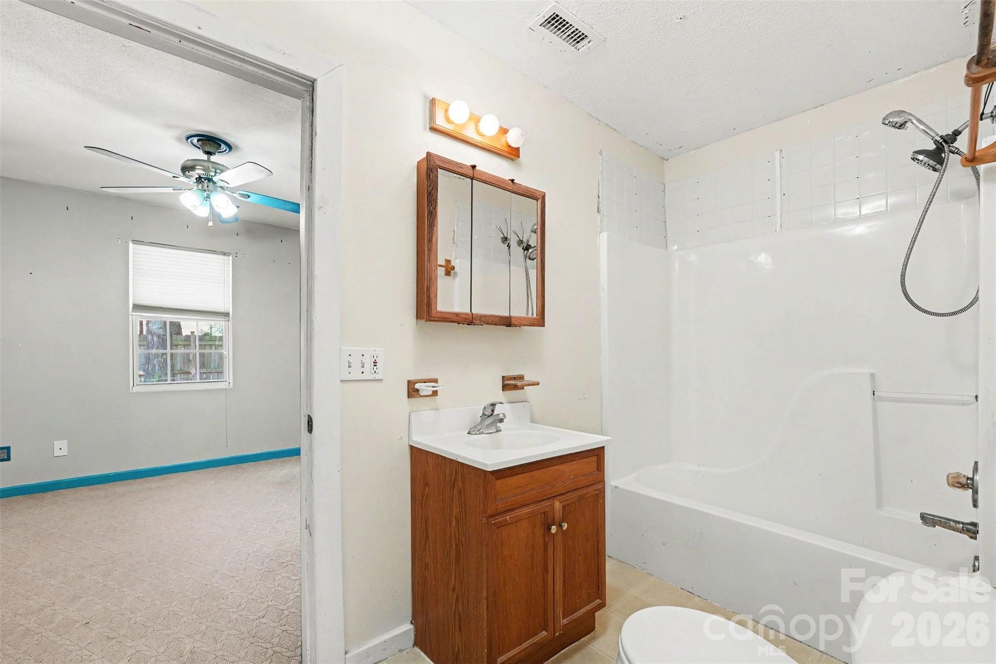 1911 Central Drive Property Photo 17