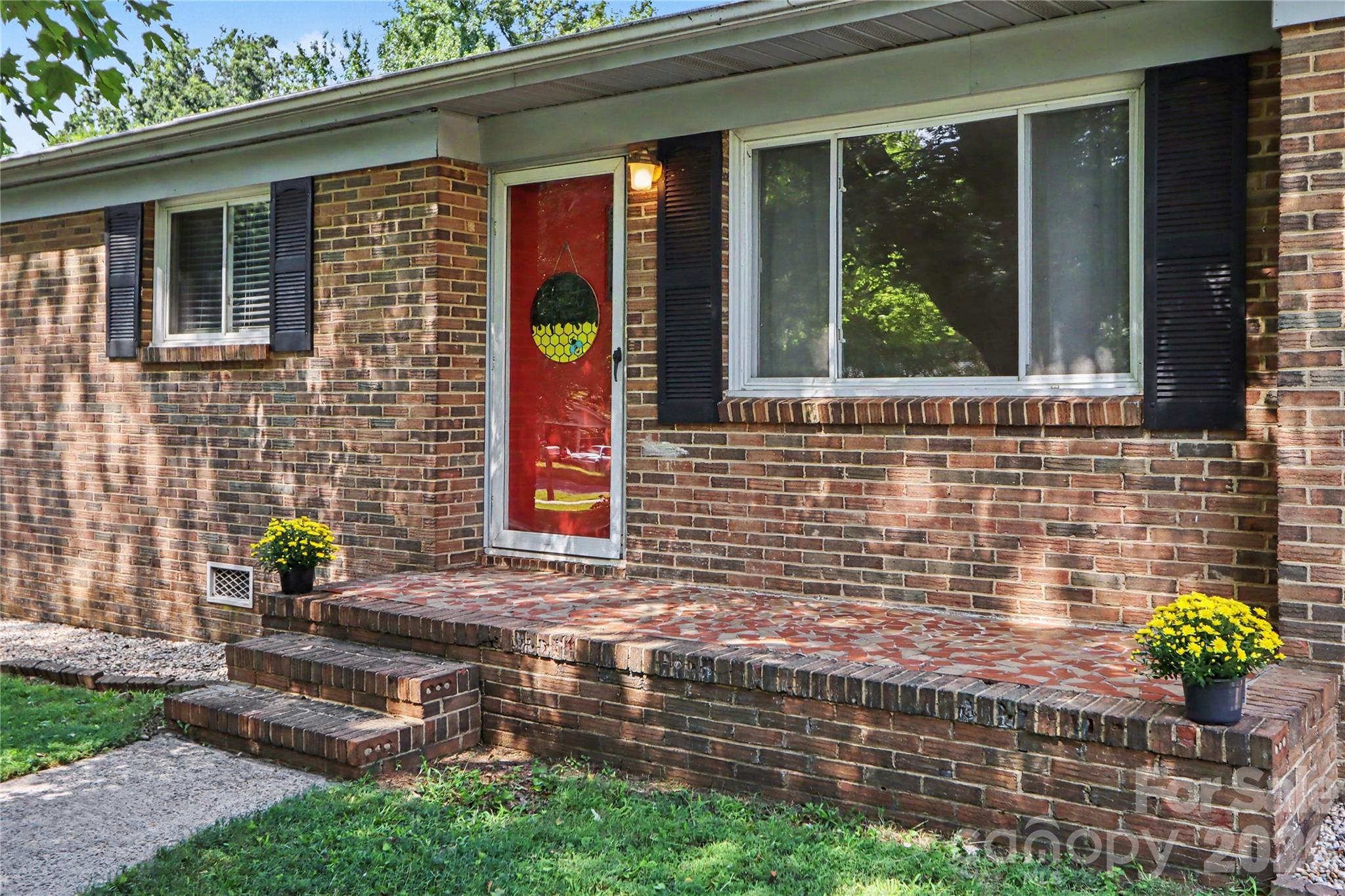 9909 Sunway Drive Property Photo 3