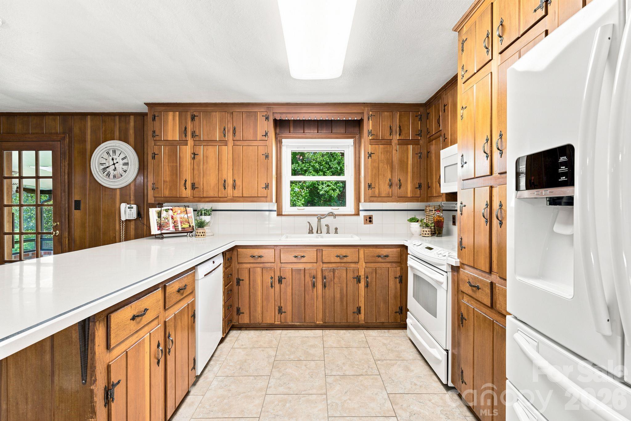 469 Sunset Drive Property Photo 2