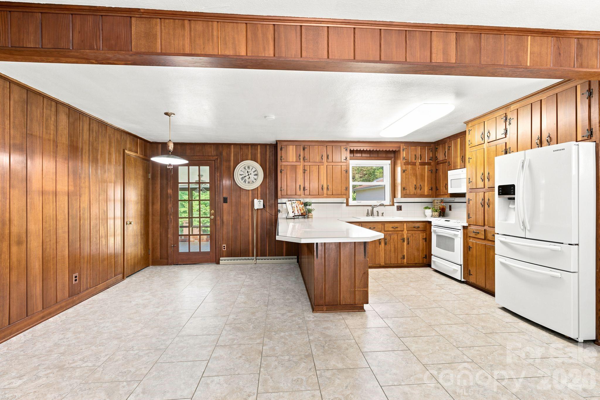 469 Sunset Drive Property Photo 4