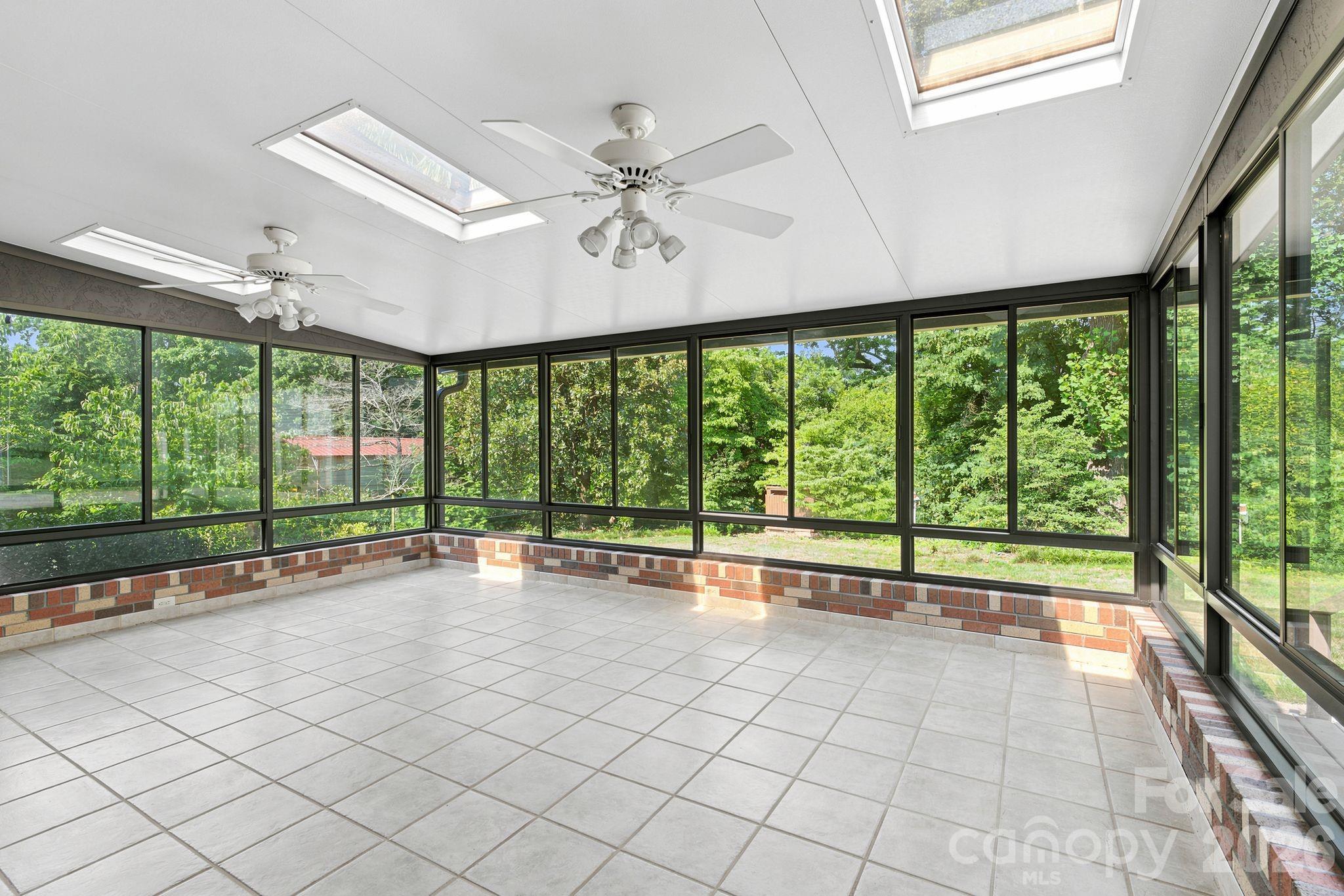 469 Sunset Drive Property Photo 5