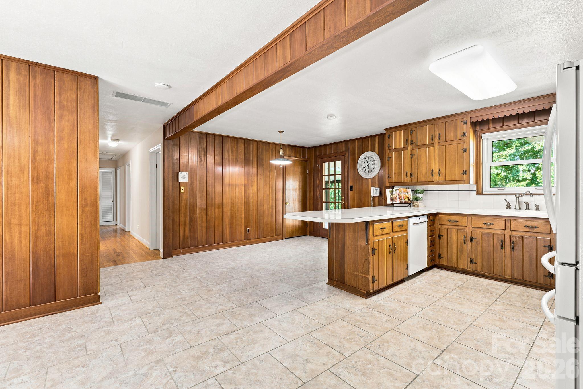 469 Sunset Drive Property Photo 14