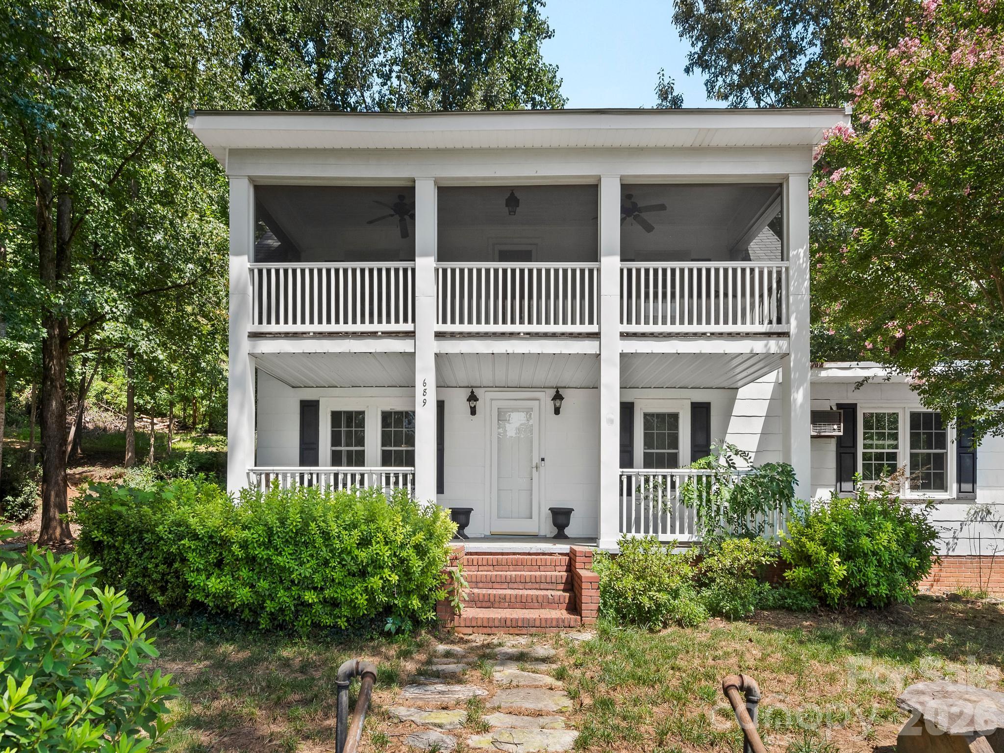 689 S Trade Street Property Photo 1