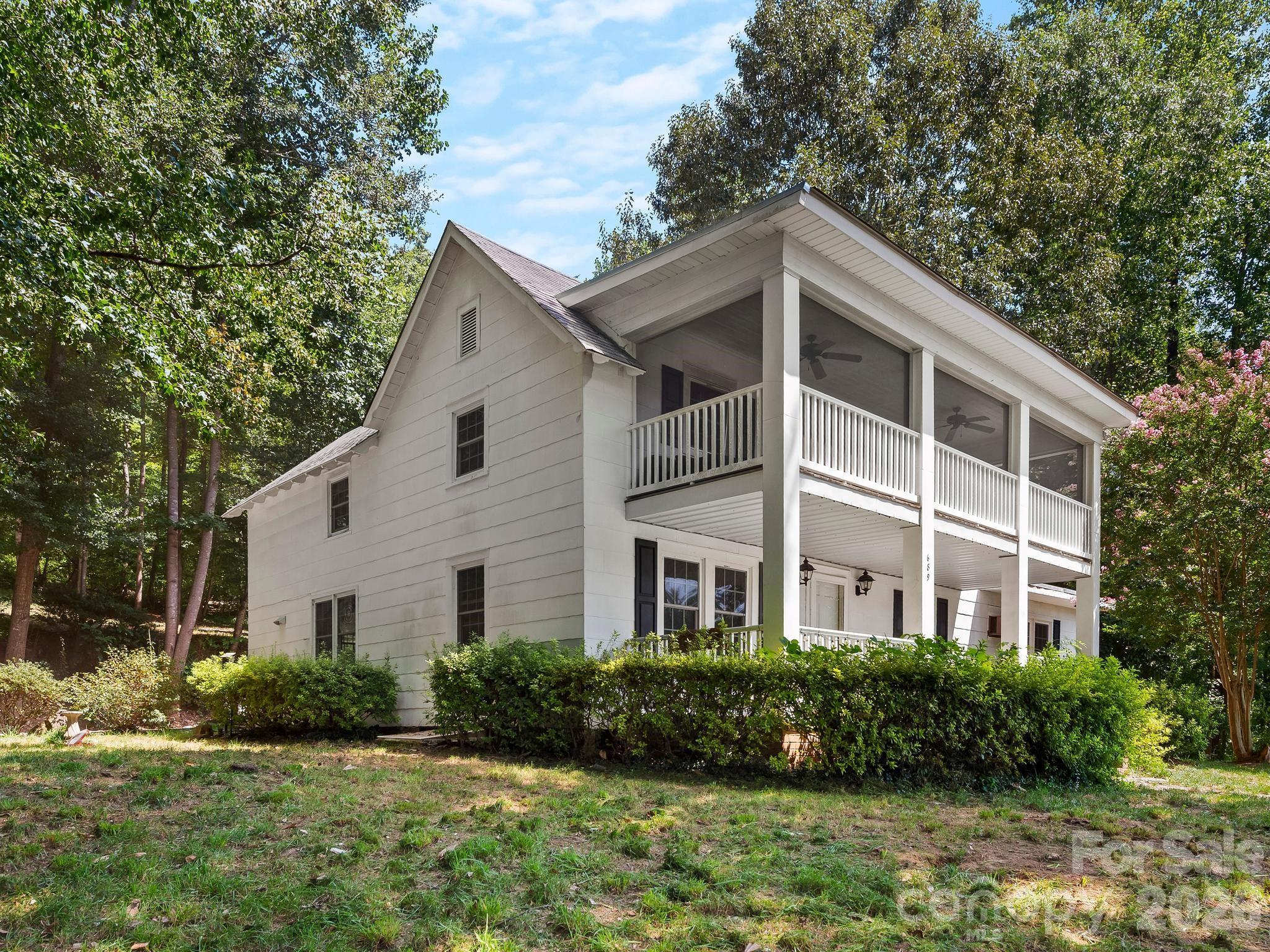 689 S Trade Street Property Photo 2