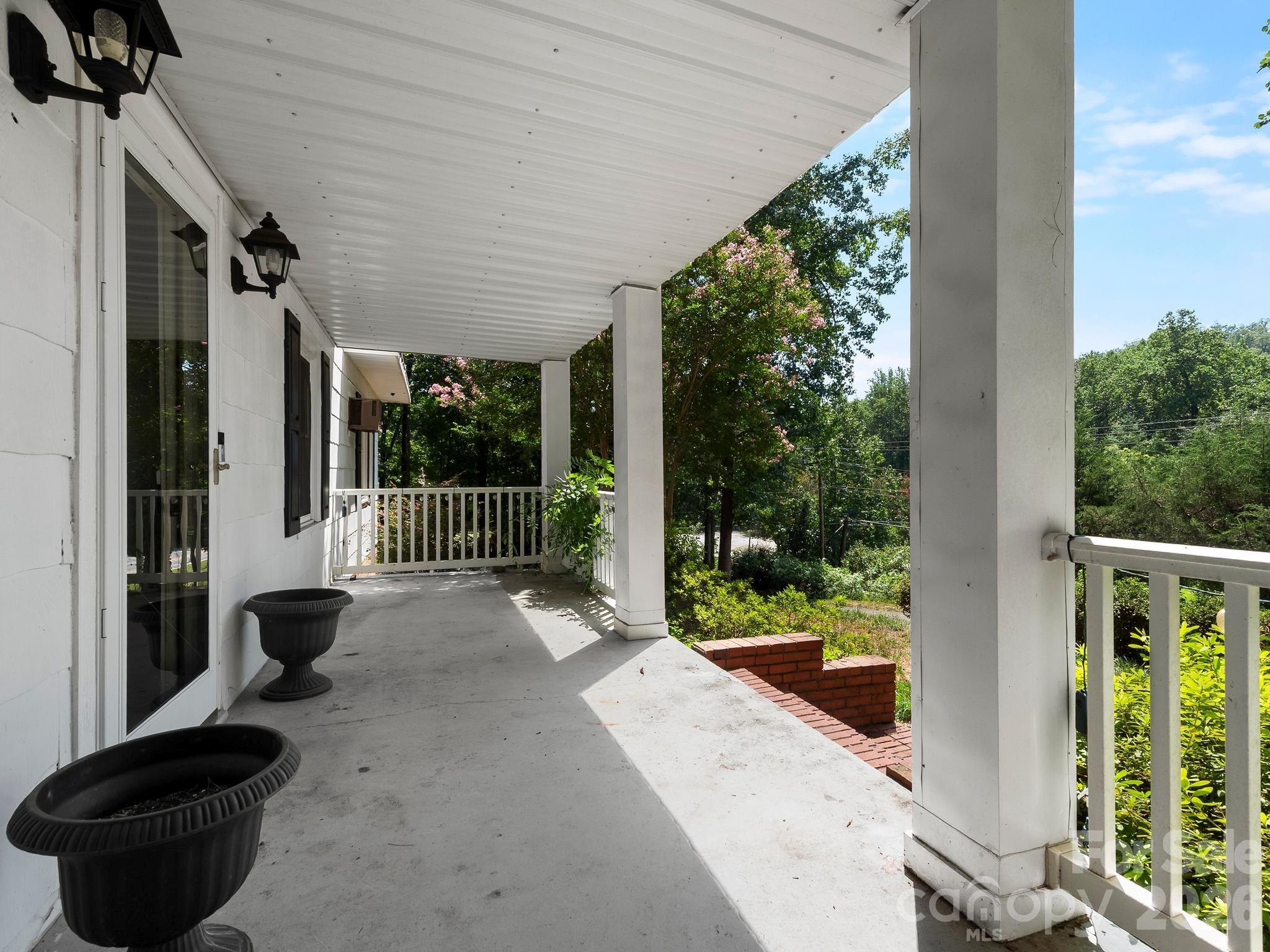 689 S Trade Street Property Photo 3