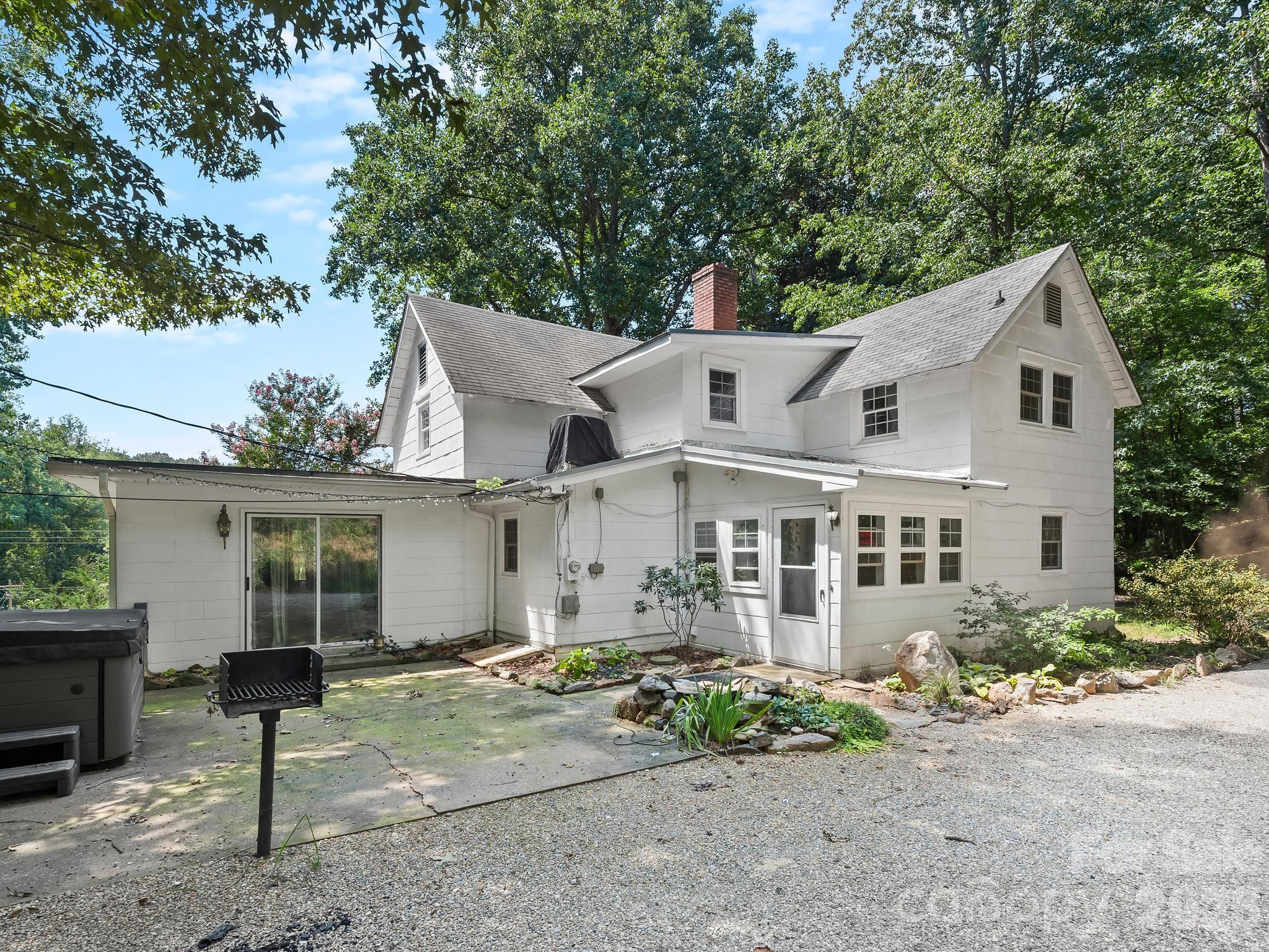 689 S Trade Street Property Photo 4