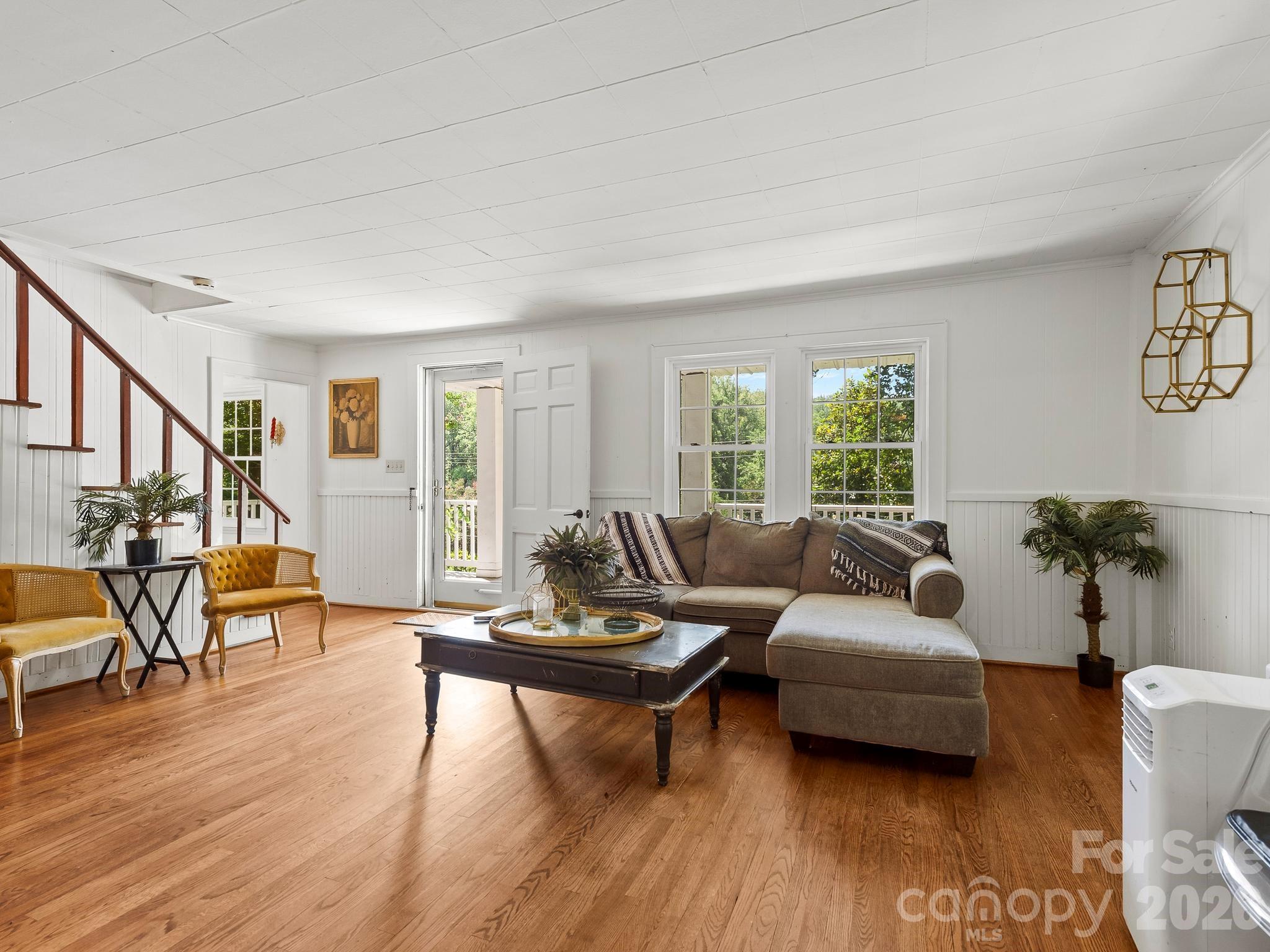 689 S Trade Street Property Photo 5