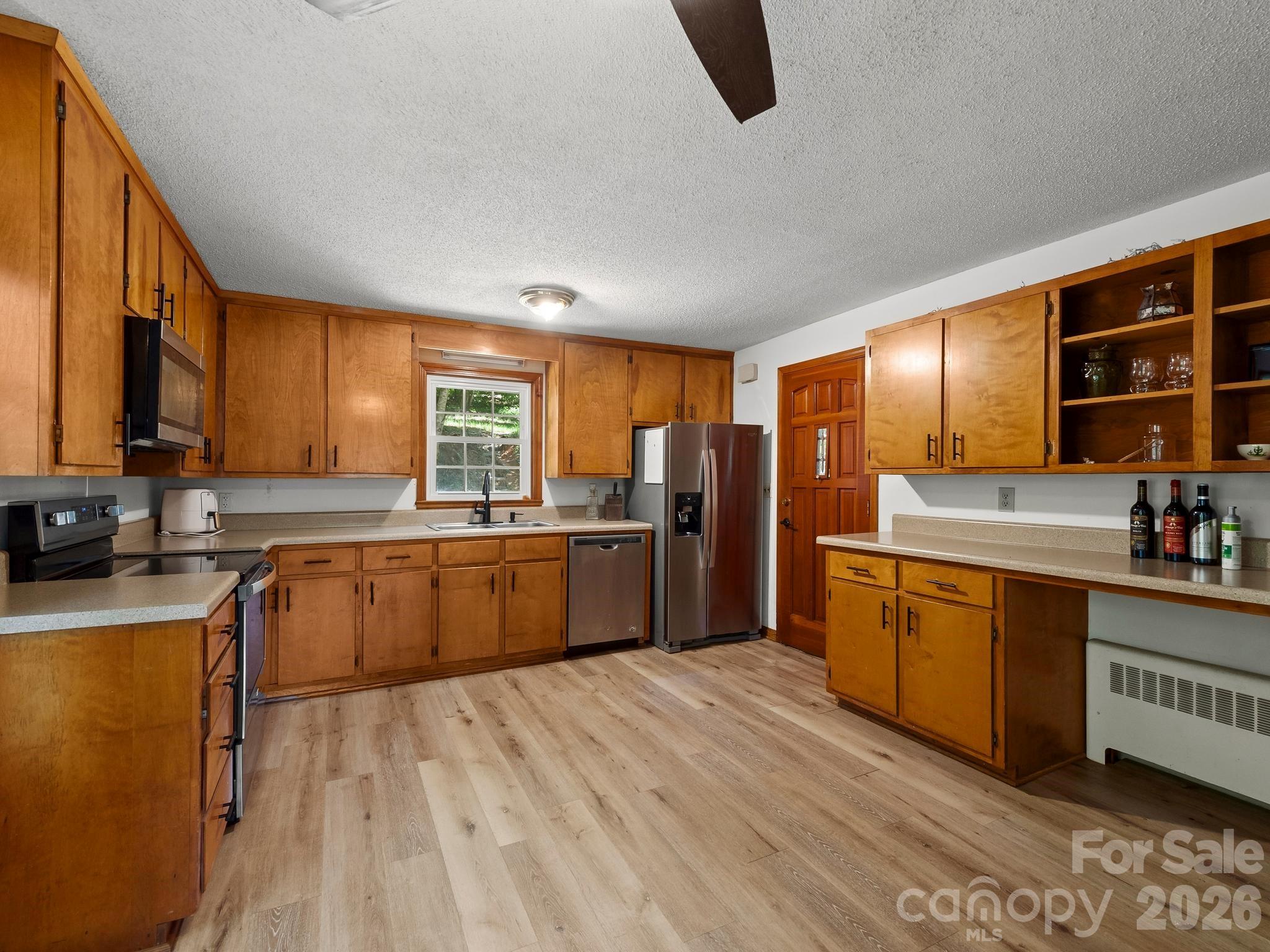 689 S Trade Street Property Photo 6