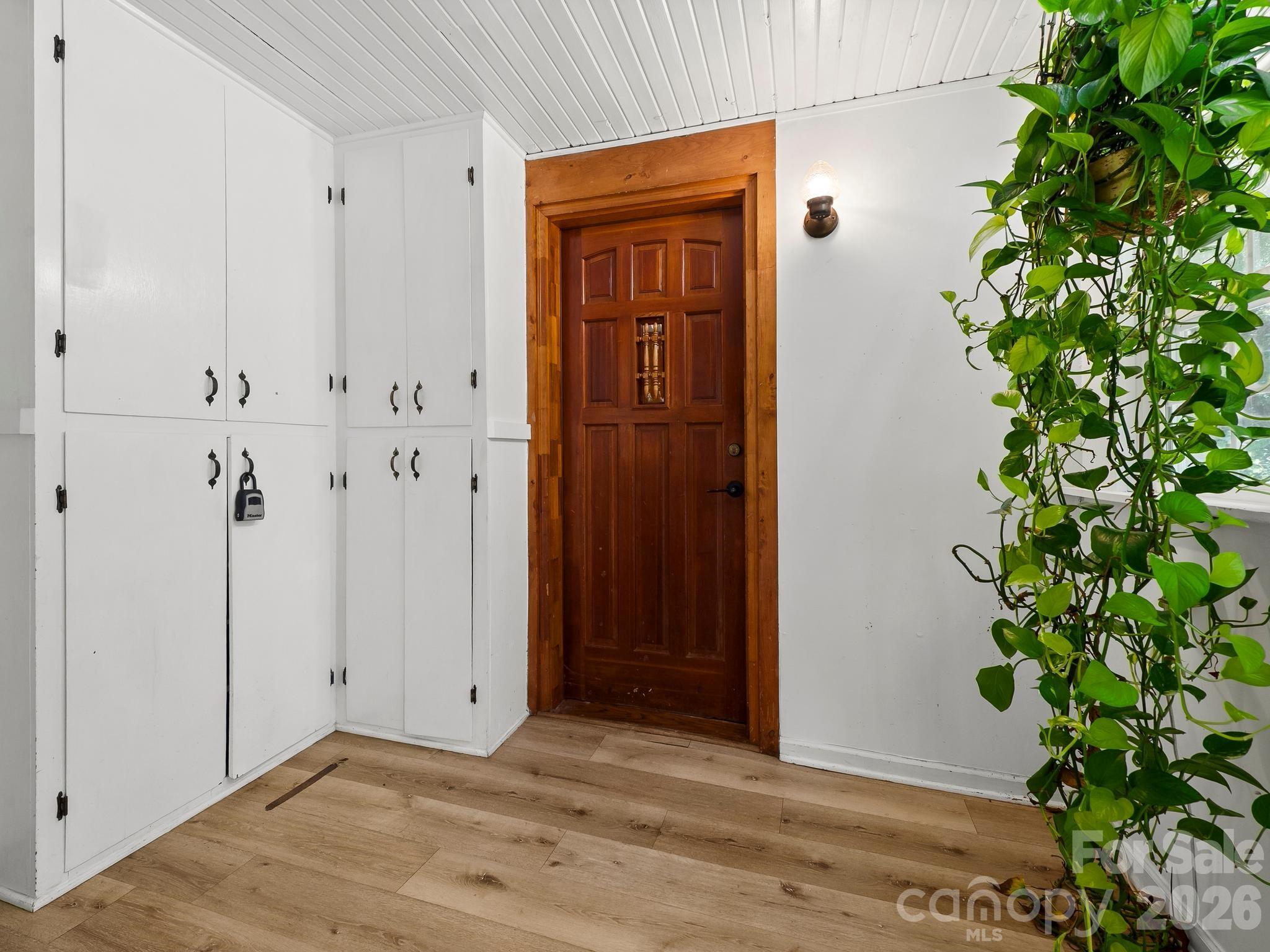 689 S Trade Street Property Photo 8