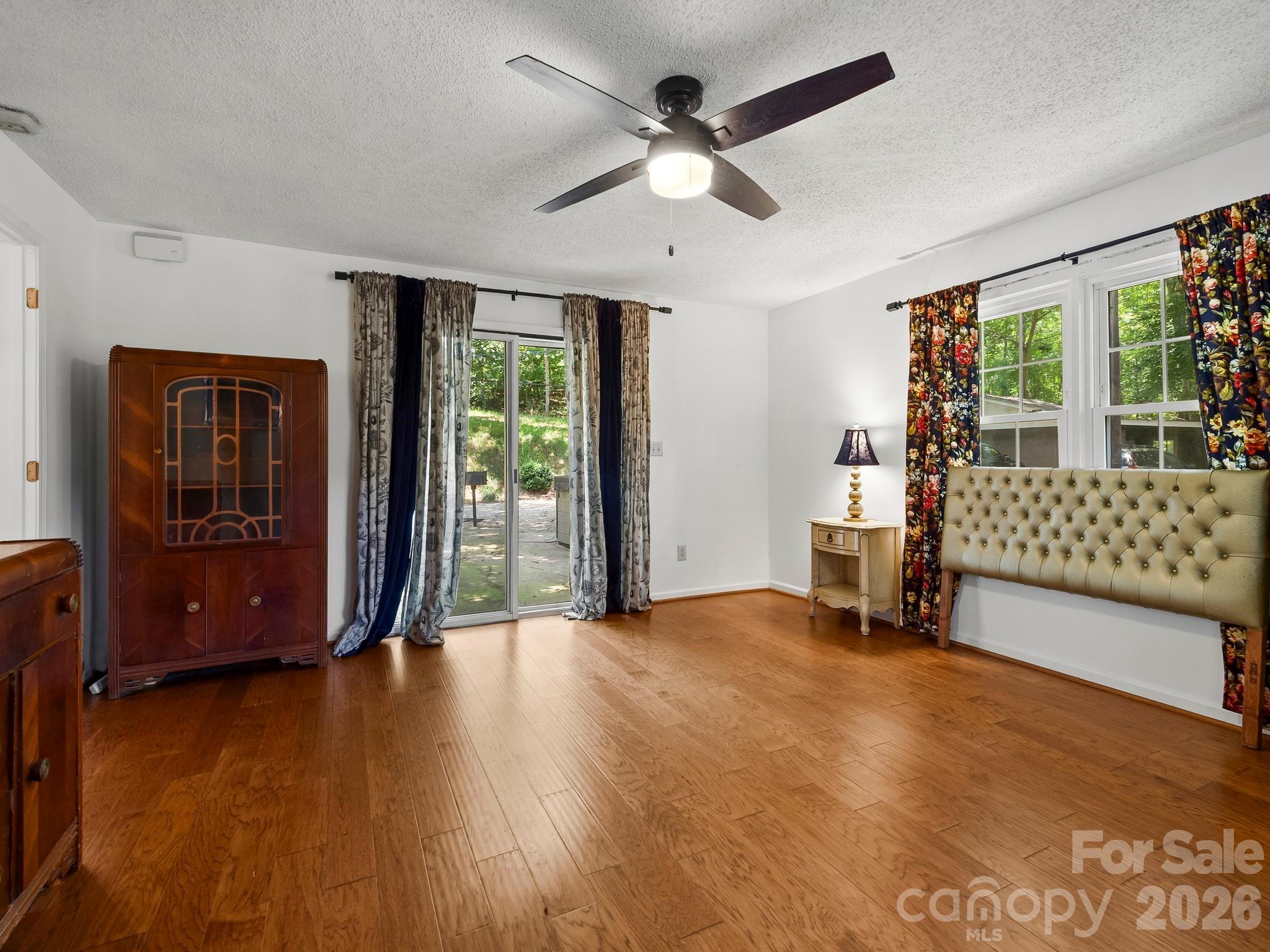 689 S Trade Street Property Photo 9