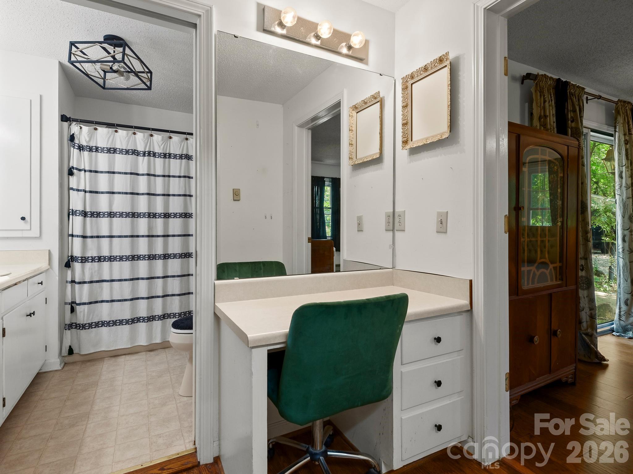 689 S Trade Street Property Photo 10