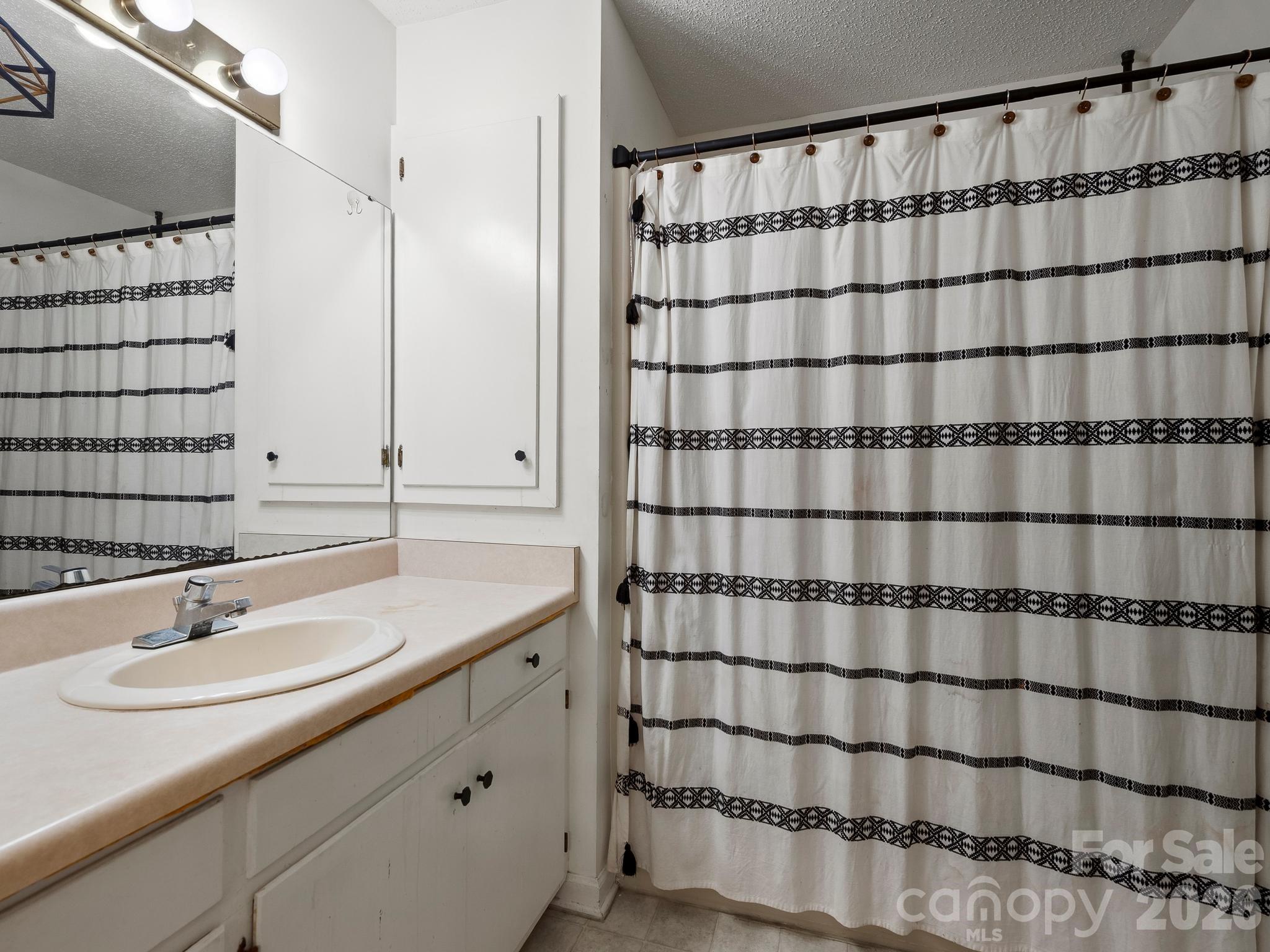 689 S Trade Street Property Photo 11