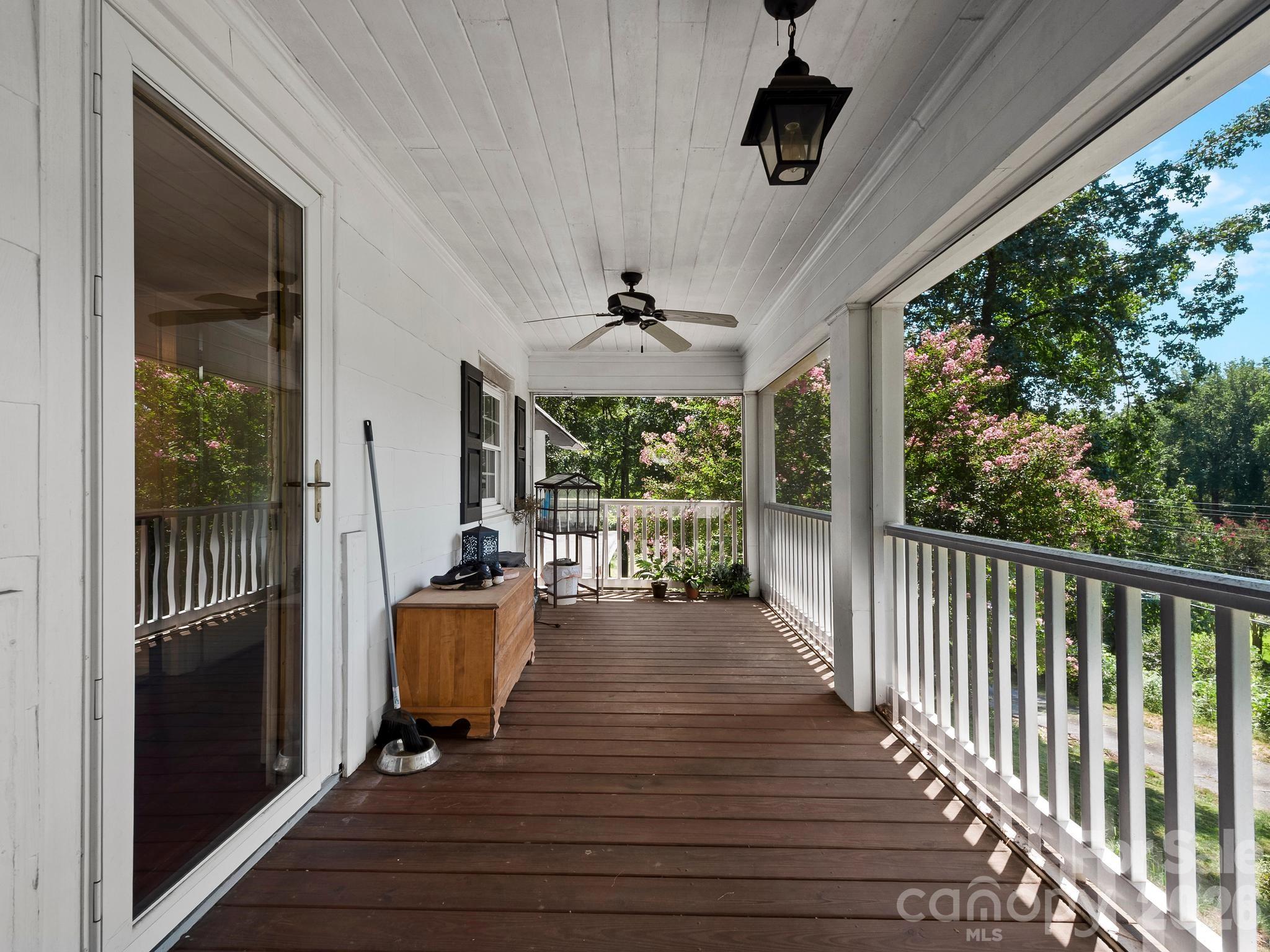 689 S Trade Street Property Photo 15