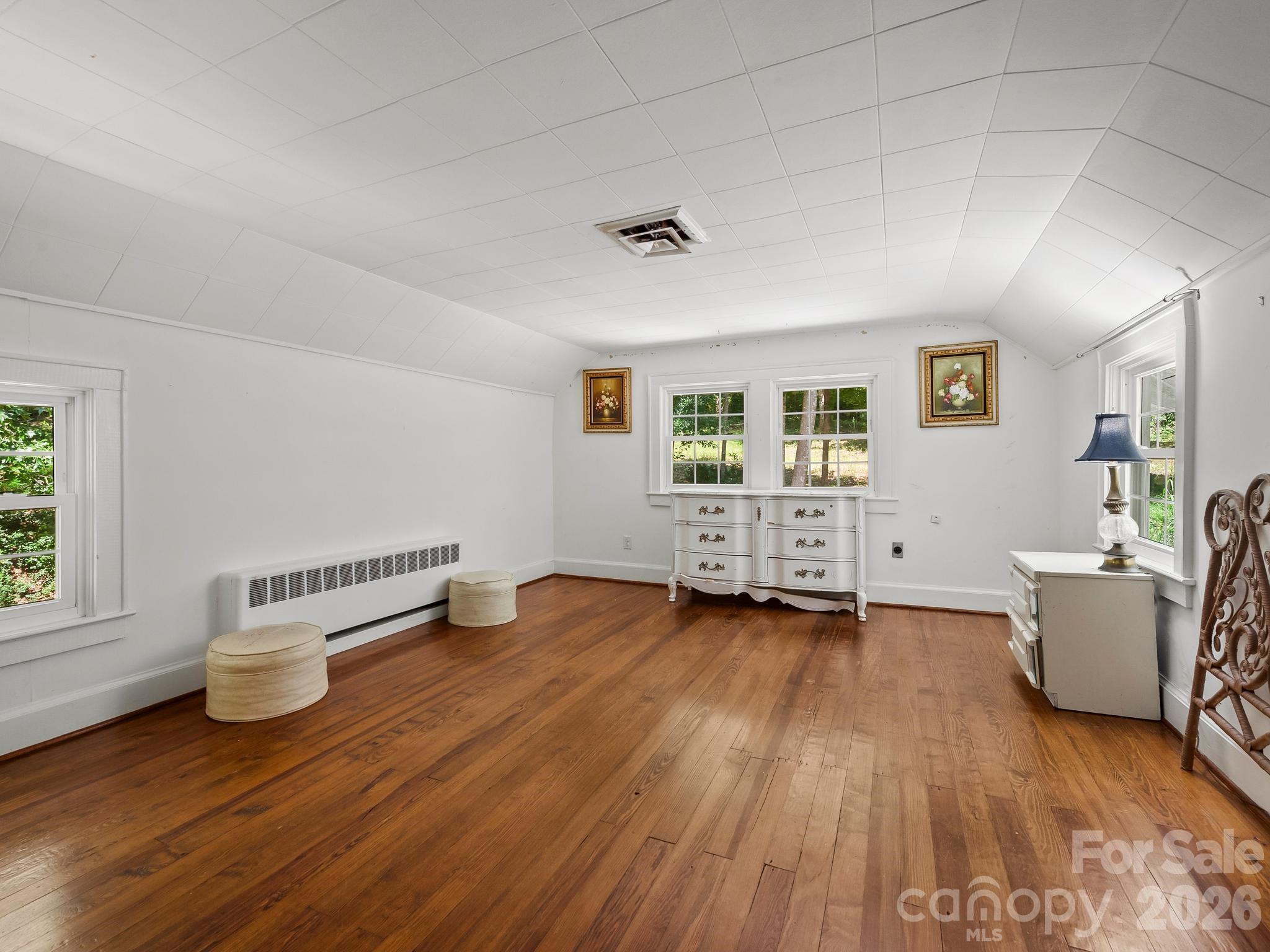 689 S Trade Street Property Photo 16