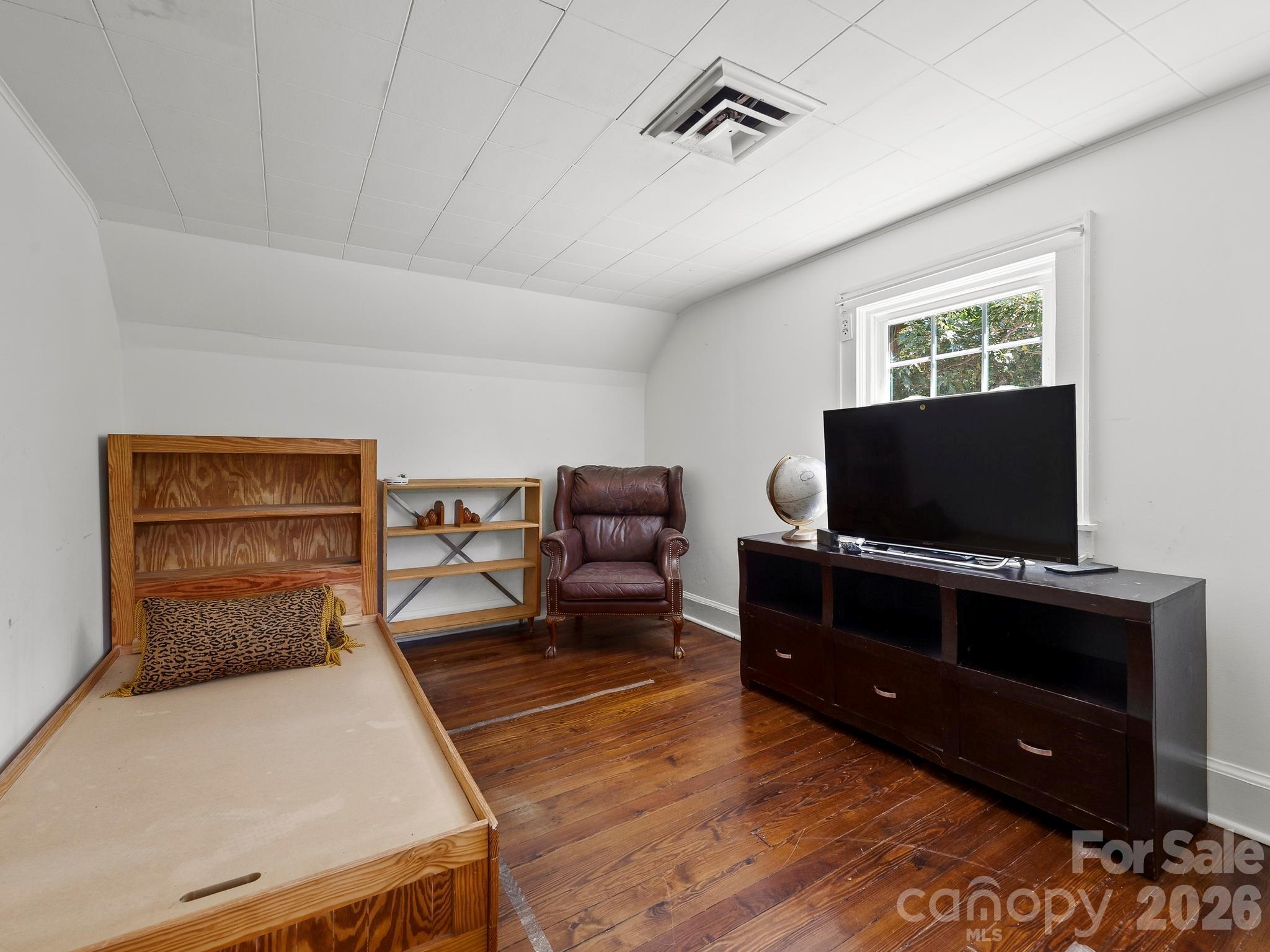 689 S Trade Street Property Photo 18