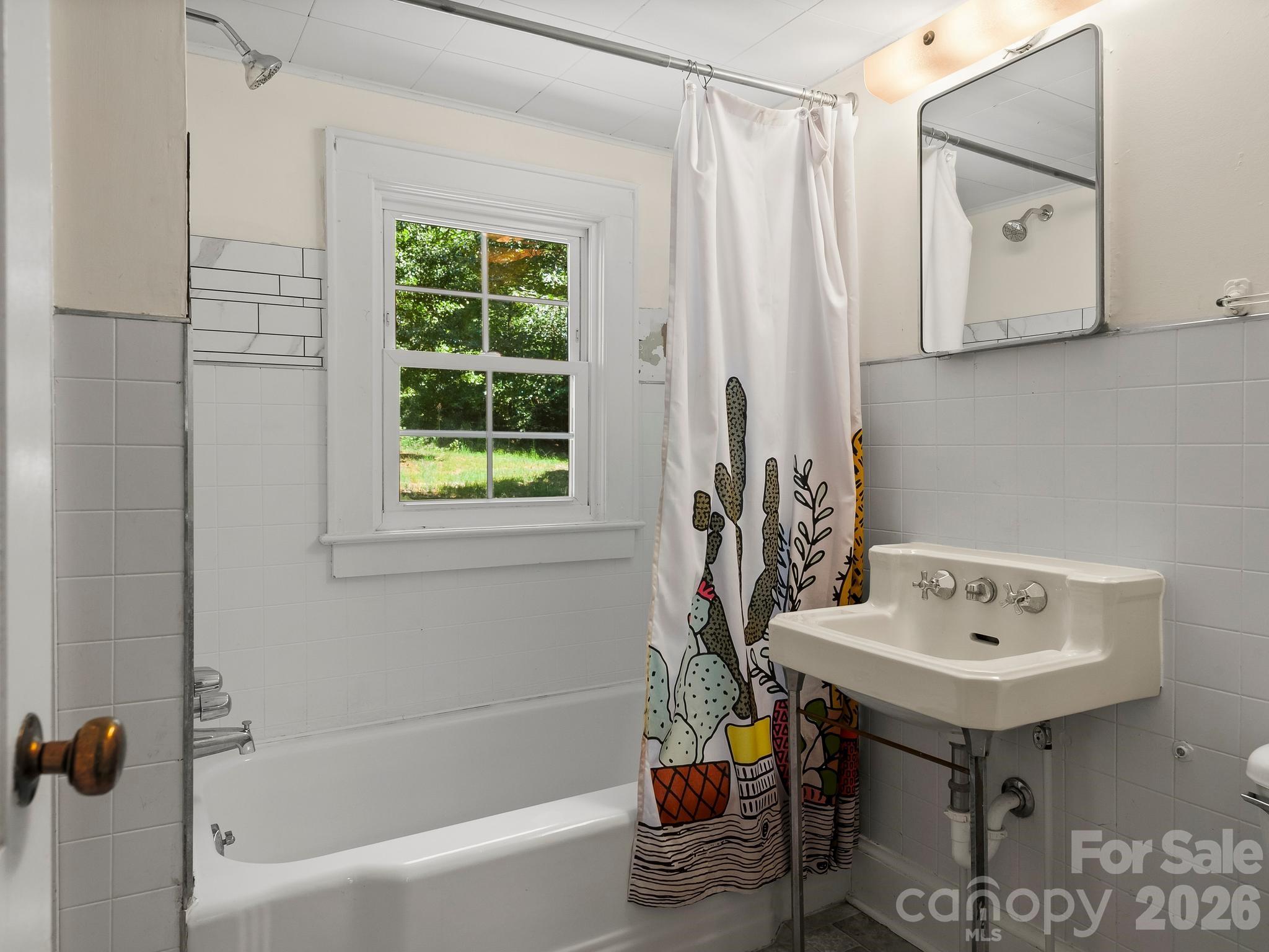 689 S Trade Street Property Photo 20