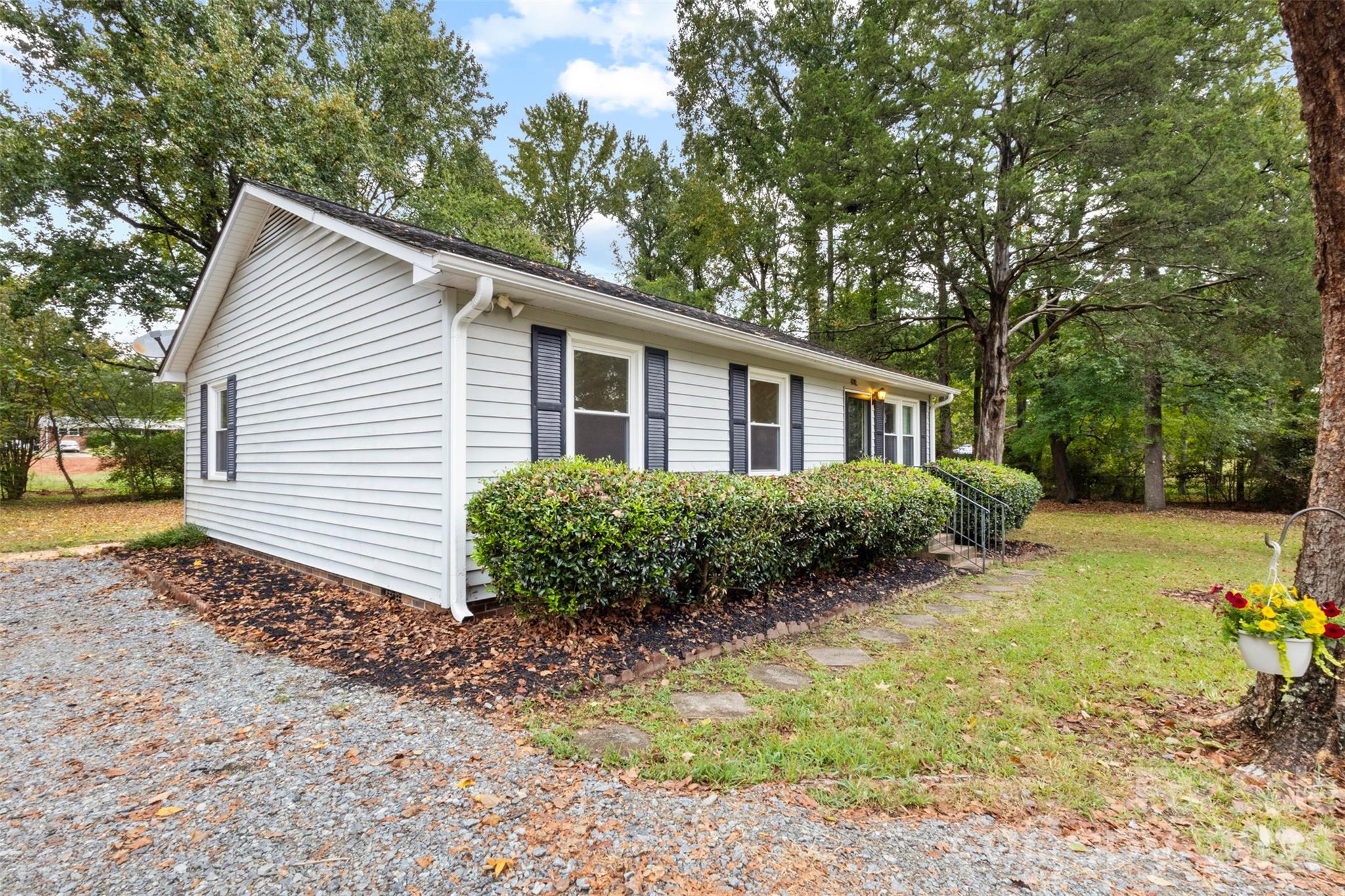 4012 Crestview Drive Property Photo 2