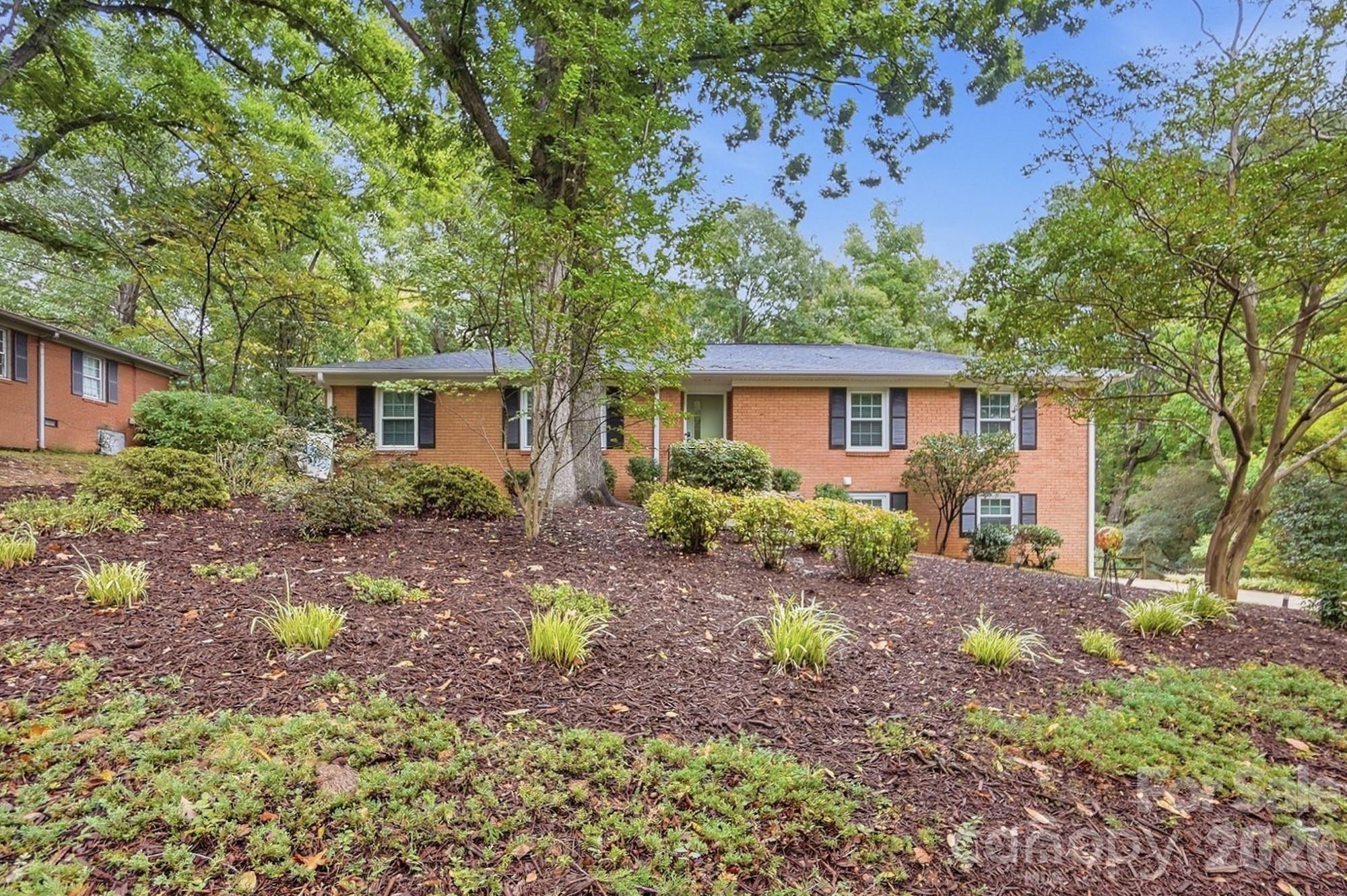 1814 Summerhill Drive Property Photo 2