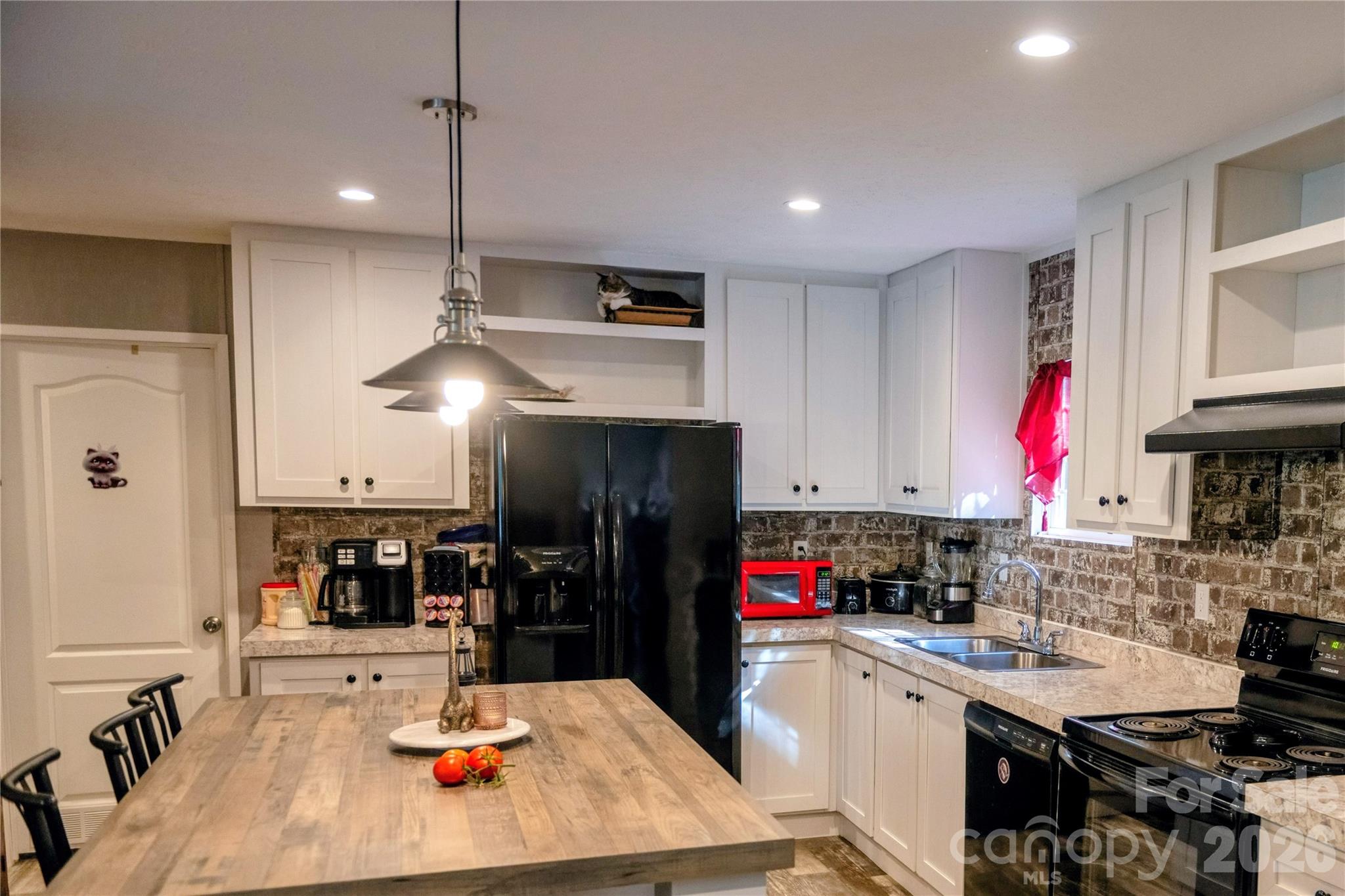 30 & 32 W Skyland Circle Property Photo 1