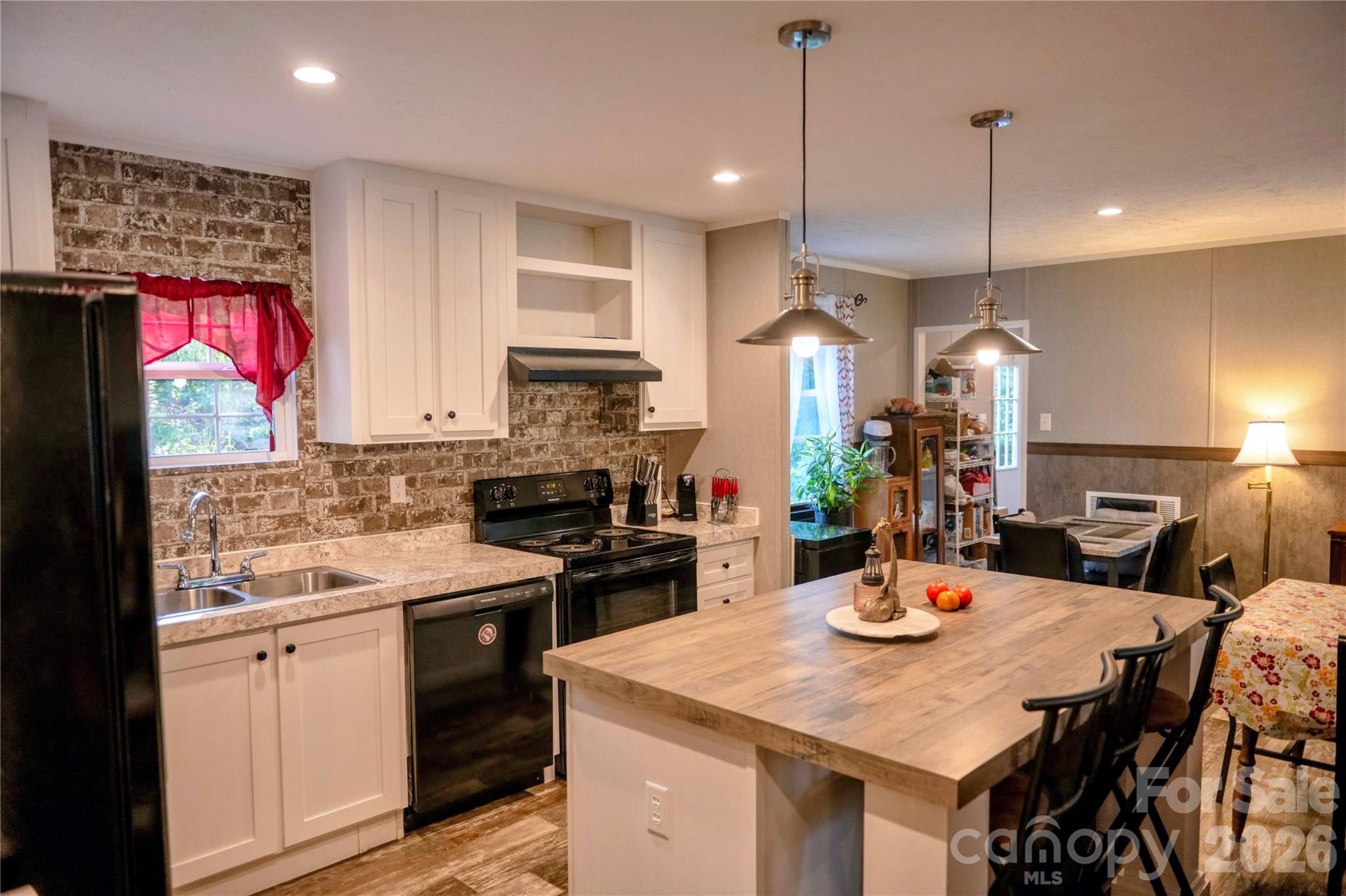 30 & 32 W Skyland Circle Property Photo 7
