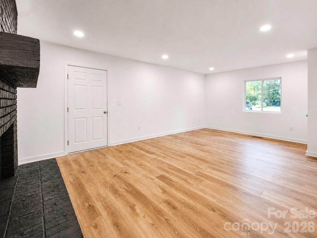 300 King Street Property Photo 9