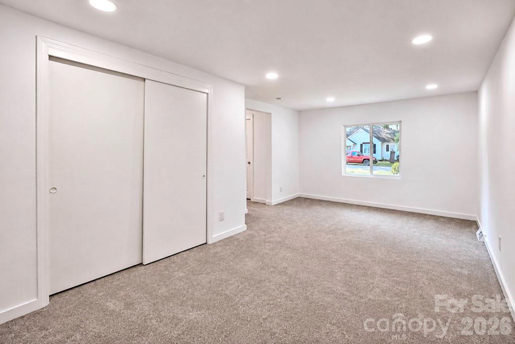 300 King Street Property Photo 10