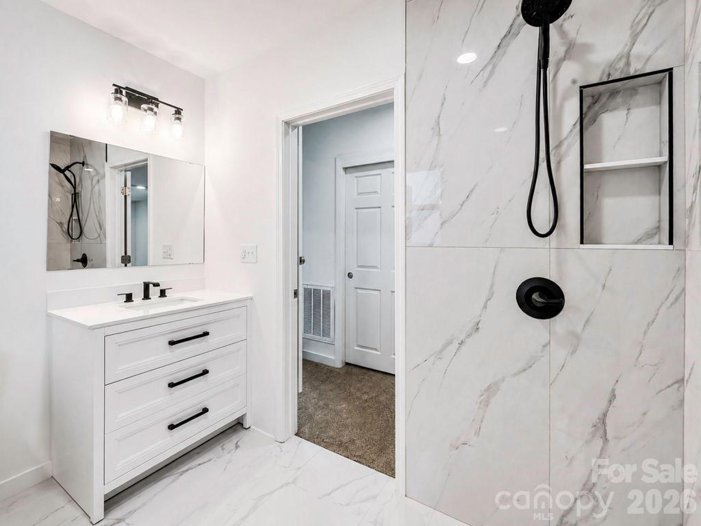 300 King Street Property Photo 11