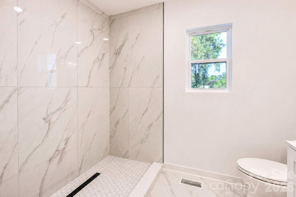 300 King Street Property Photo 12